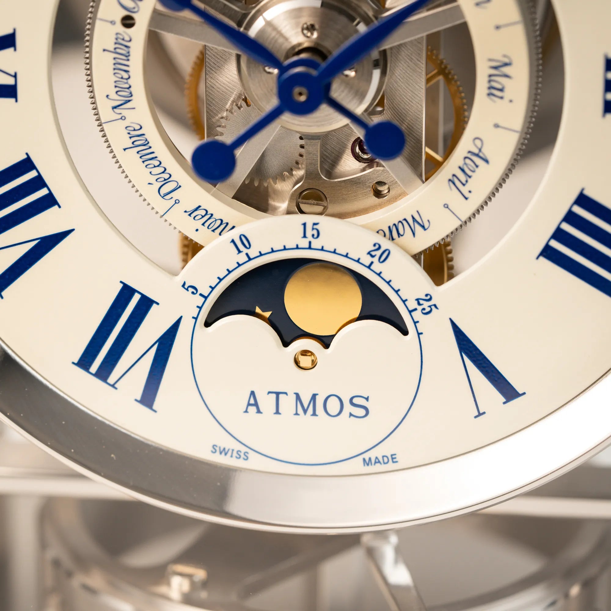 Detailaufnahme der Mondphase-Anzeige von der  Jaeger-LeCoultre Atmos Mondphase Tischuhr in rhodiniertem Stahl mit weißem Zifferblatt und blauen römischen Indizes