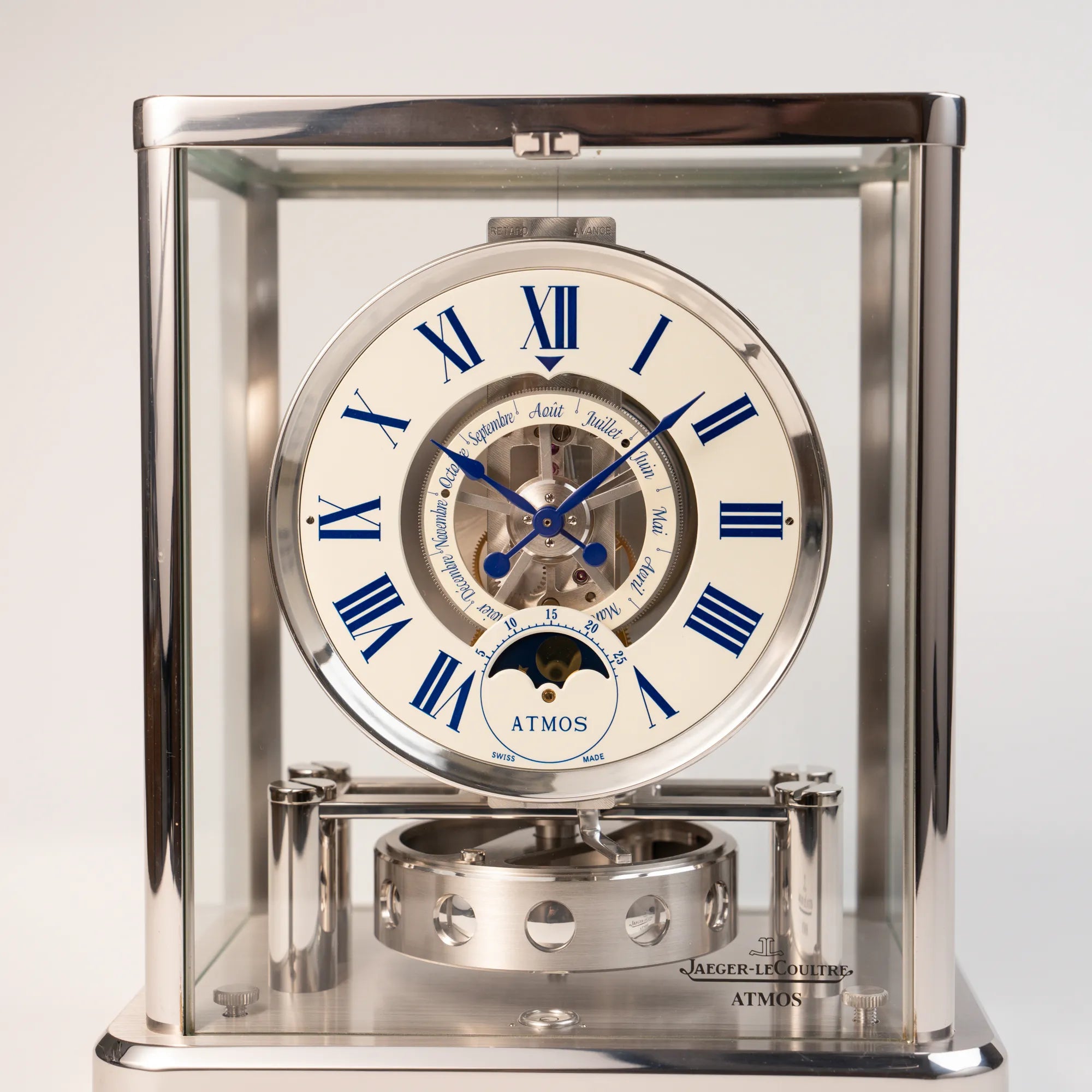 Jaeger-LeCoultre Atmos Mondphase Tischuhr in rhodiniertem Stahl mit weißem Zifferblatt und blauen römischen Indizes