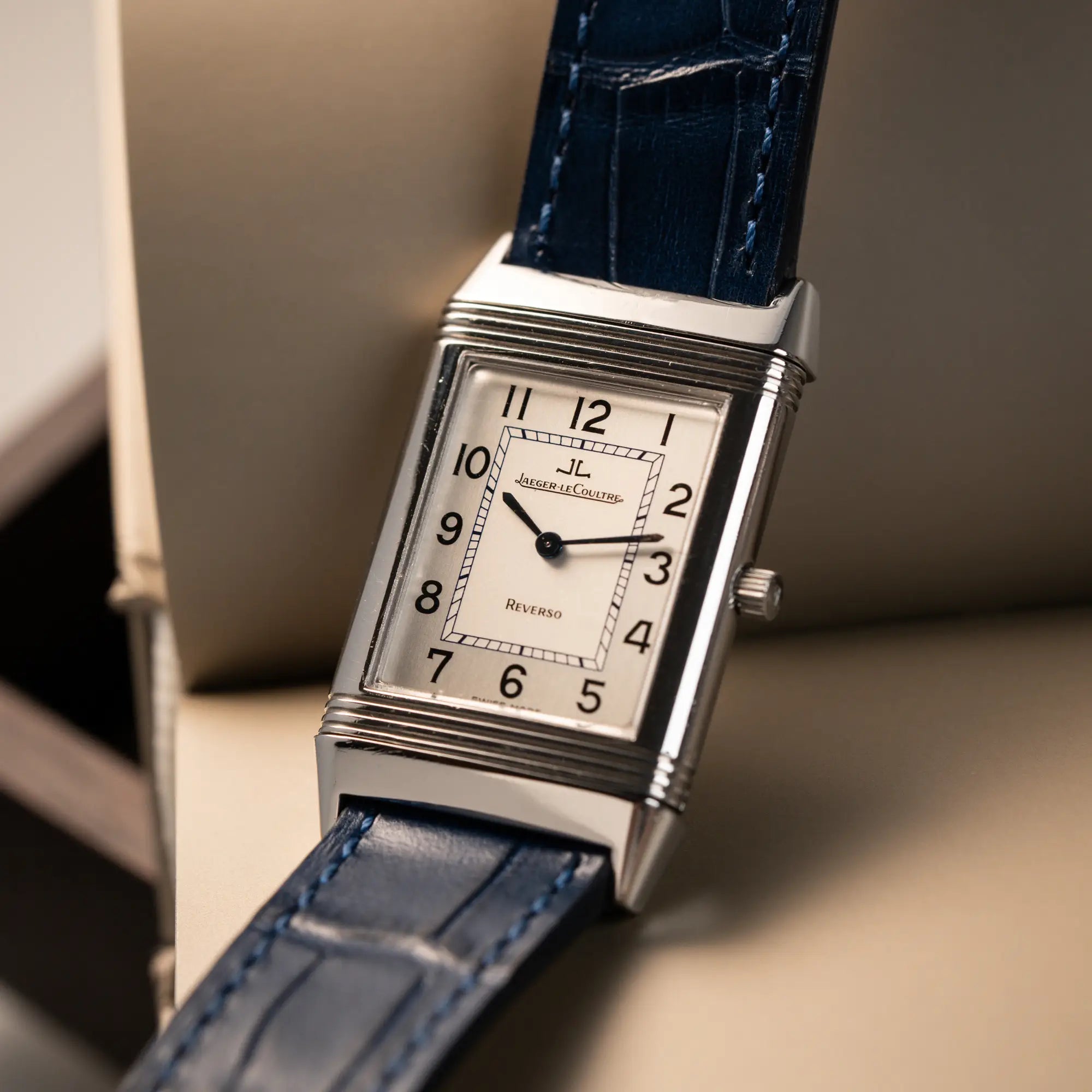 Produktfotografie als Titelbild für die Jaeger-LeCoultre Reverso Classique Medium 250.8.86 in Edelstahl an einem dunkelblauem Lederband
