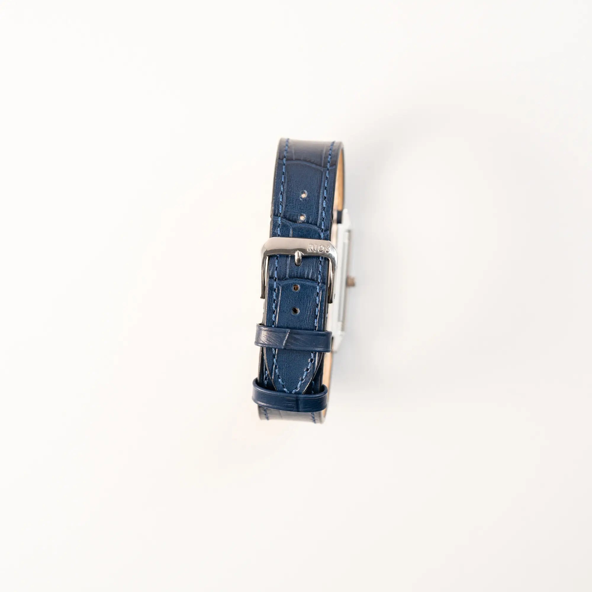 Blick auf das montierte Band von der Jaeger-LeCoultre Reverso Classique Medium 250.8.86 in Edelstahl an einem dunkelblauem Lederband
