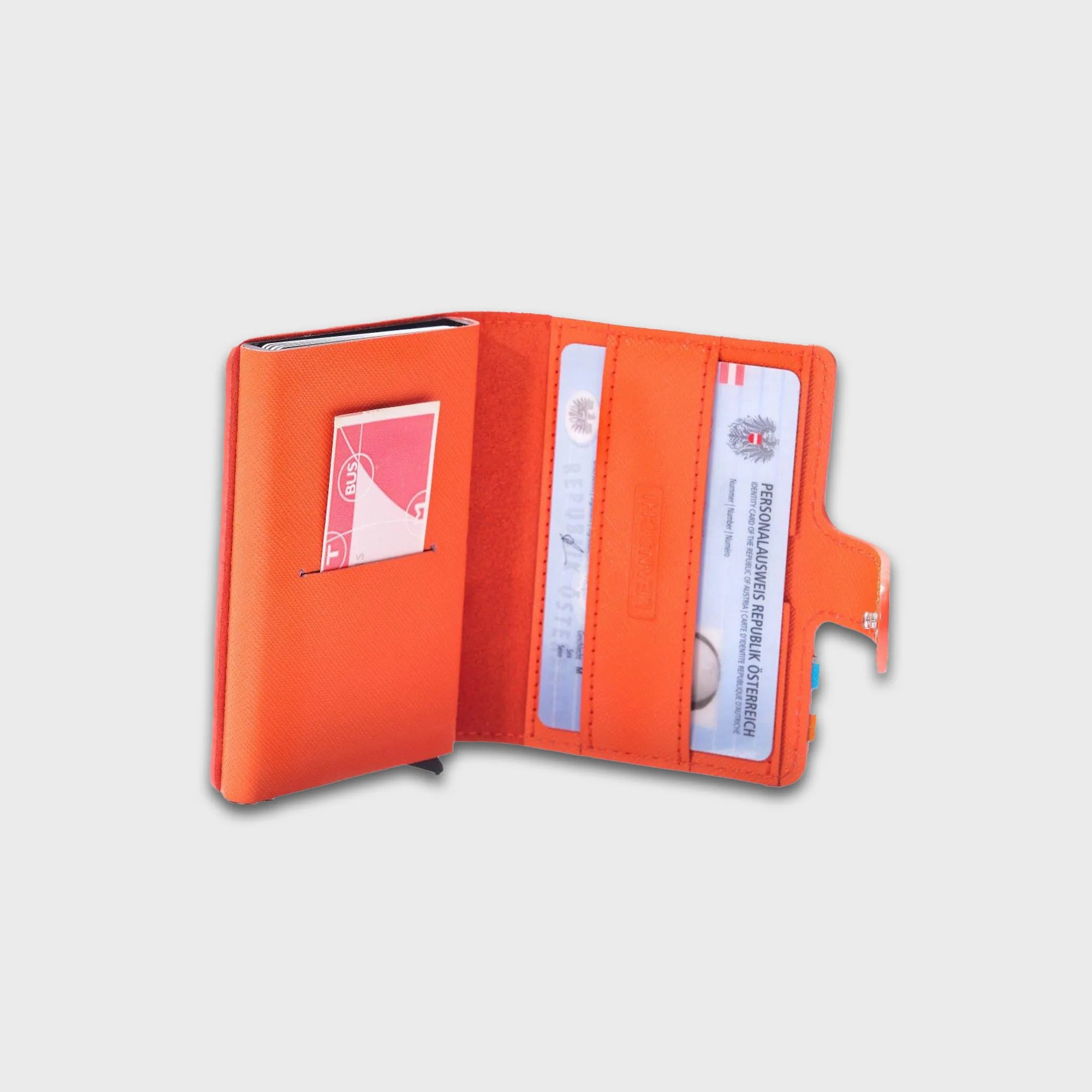 Innenansicht des aufgeklappten, orangen Tech-Wallets für Karten von Leanschi mit einem Personalausweis und einem Bus-Ticket in den vorgesehenen Fächern