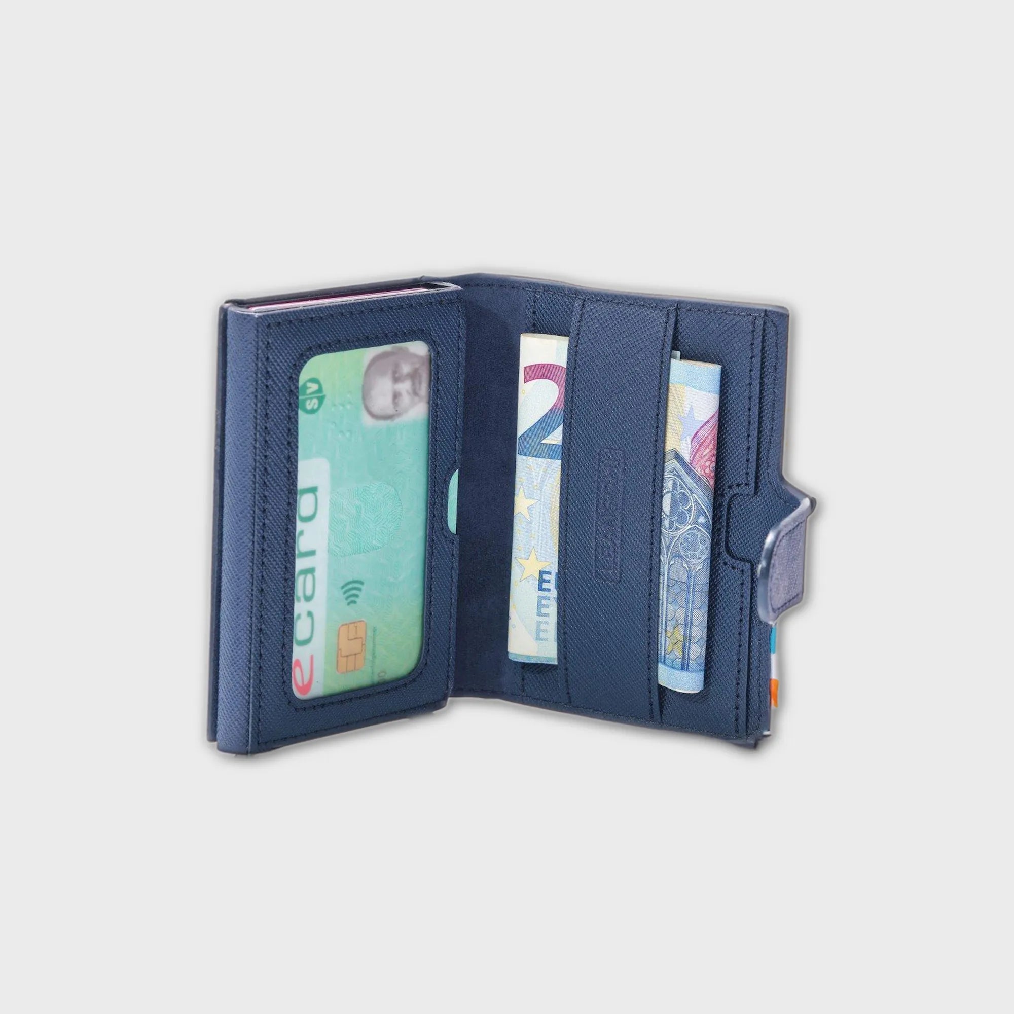 Innenansicht des aufgeklappten, dunkelblauen Tech-Wallets für Karten von Leanschi mit einer Karte und einem Geldschein innen