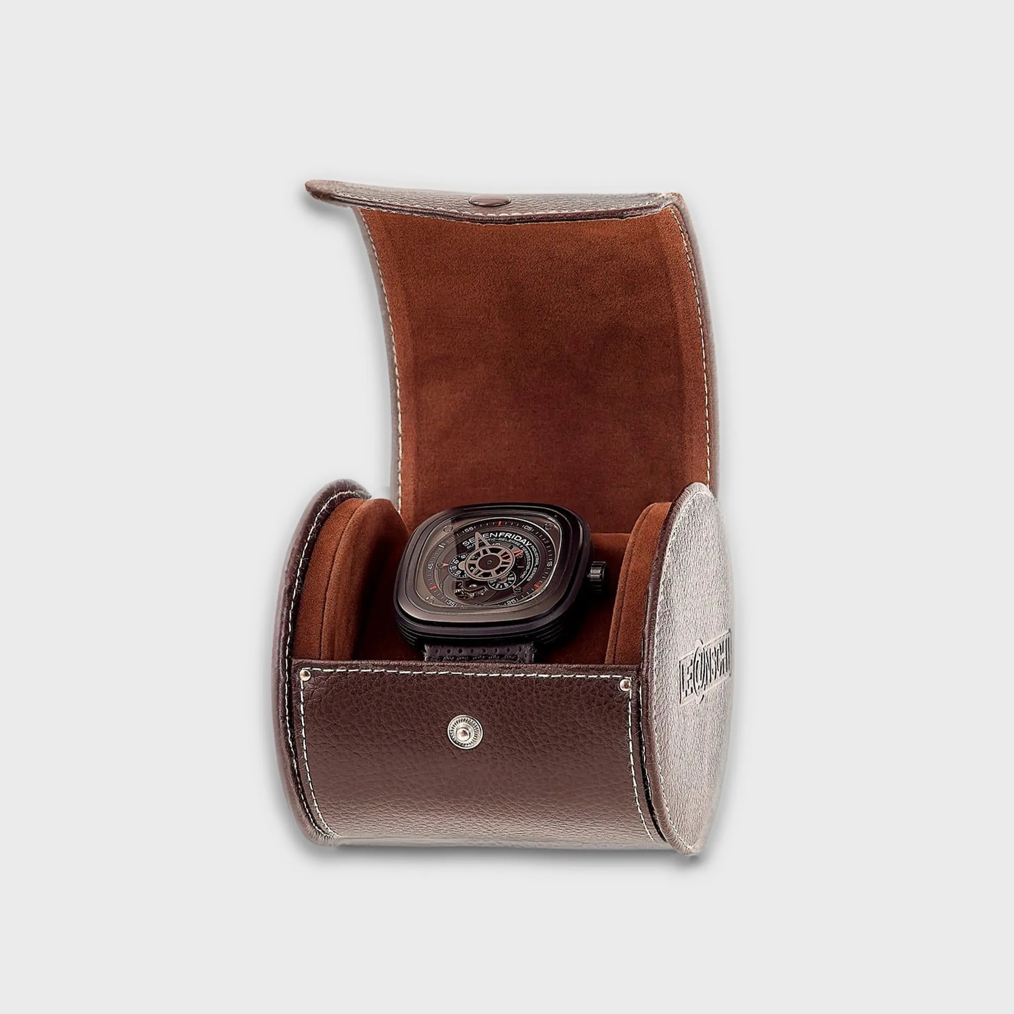 Schokobraunes Uhrenetui für eine Uhr von Leanschi, mit geöffnetem Deckel und einer Uhr im Inneren
