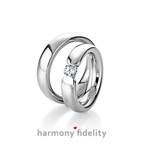 Produktfotografie des Trauringpaars Harmony Fidelity in Weißgold, mit einem großen Diamant im Damenring