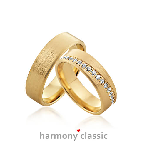 Produktfotografie des Trauringpaars Harmony Classic in Gelbgold mit Diamantkranz im Damenring