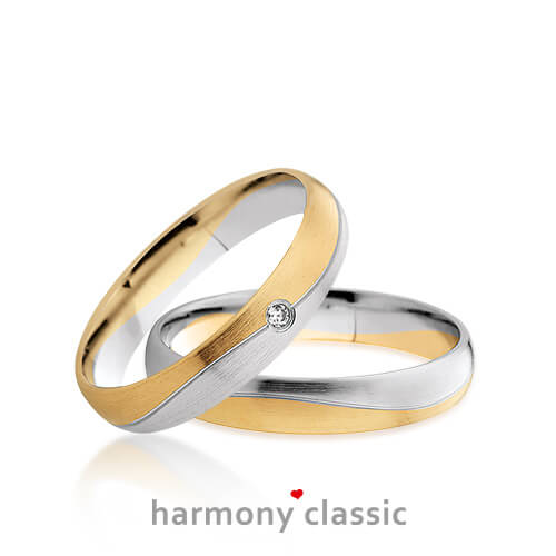 Produktfotografie des Trauringpaars Harmony Classic in Weißgold und Gelbgold (Bicolor), mit Diamant im Damenring