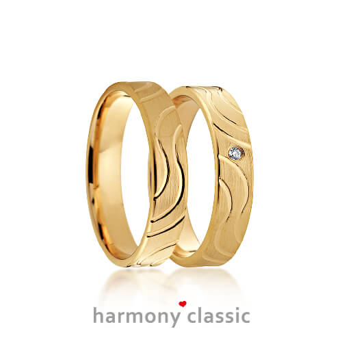 Produktfotografie des Trauringpaars Harmony Classic in Gelbgold mit parallel-verlaufenden Linien auf beiden Ringen