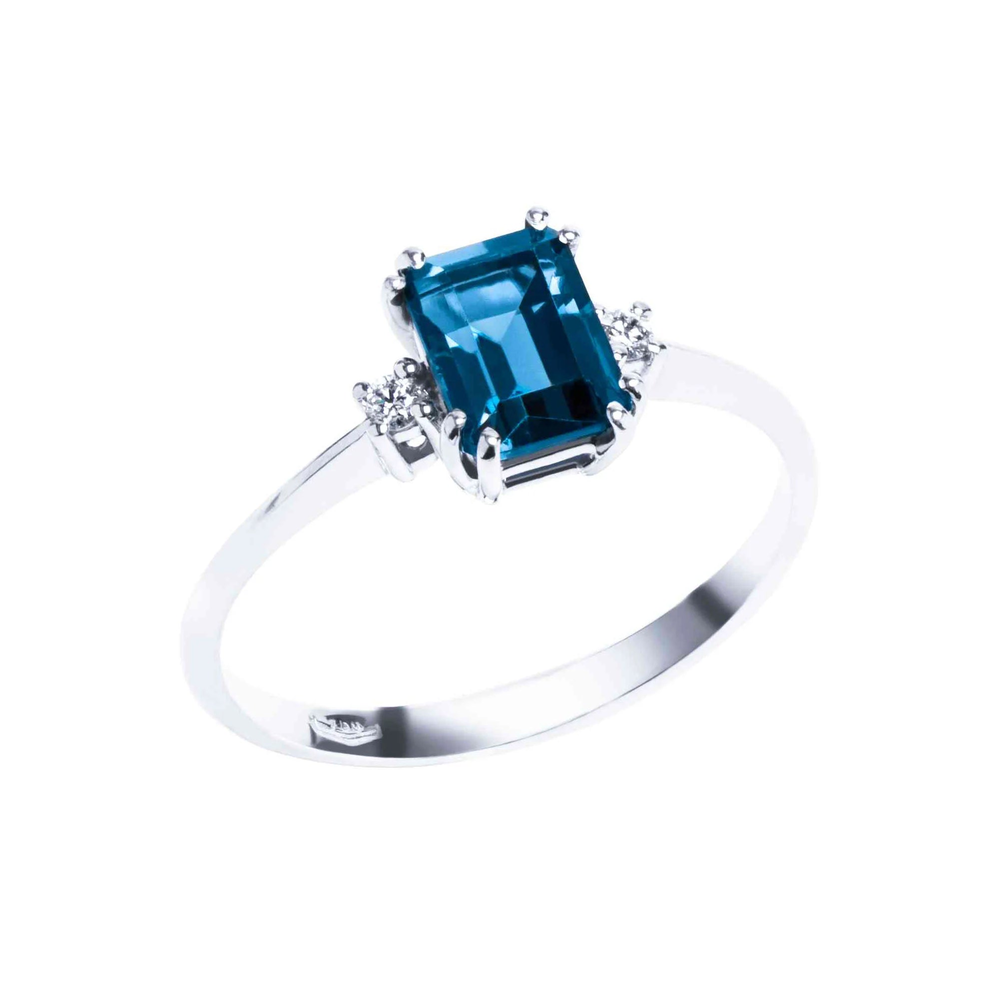 Produktfotografie von Weißgold-Ring für Frauen von Lunatica Roma, die mit einen blauen Topaz in rechteckiger Form und zwei kleinen Brillanten verziert sind