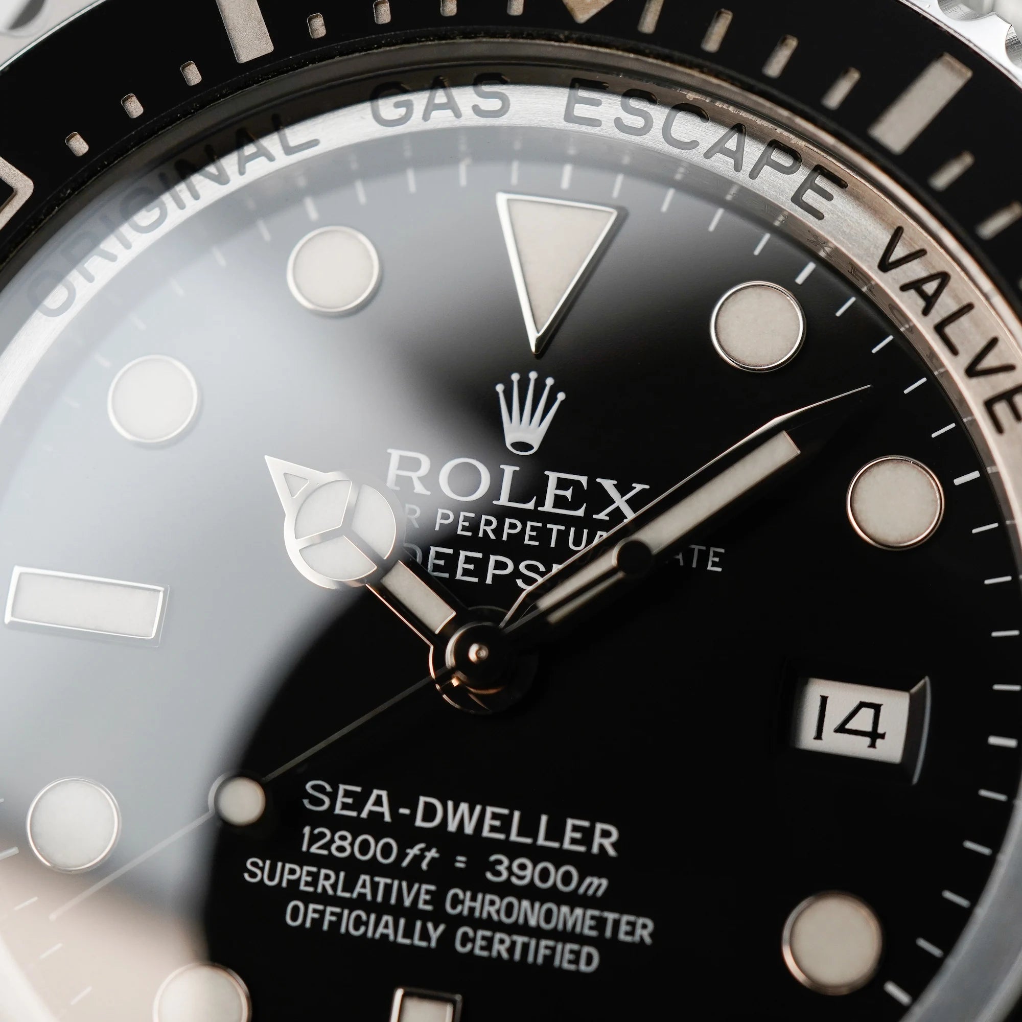 Makroaufnahme des schwarzen Zifferblatts der Rolex Sea Dweller Deepsea, Referenz 116660