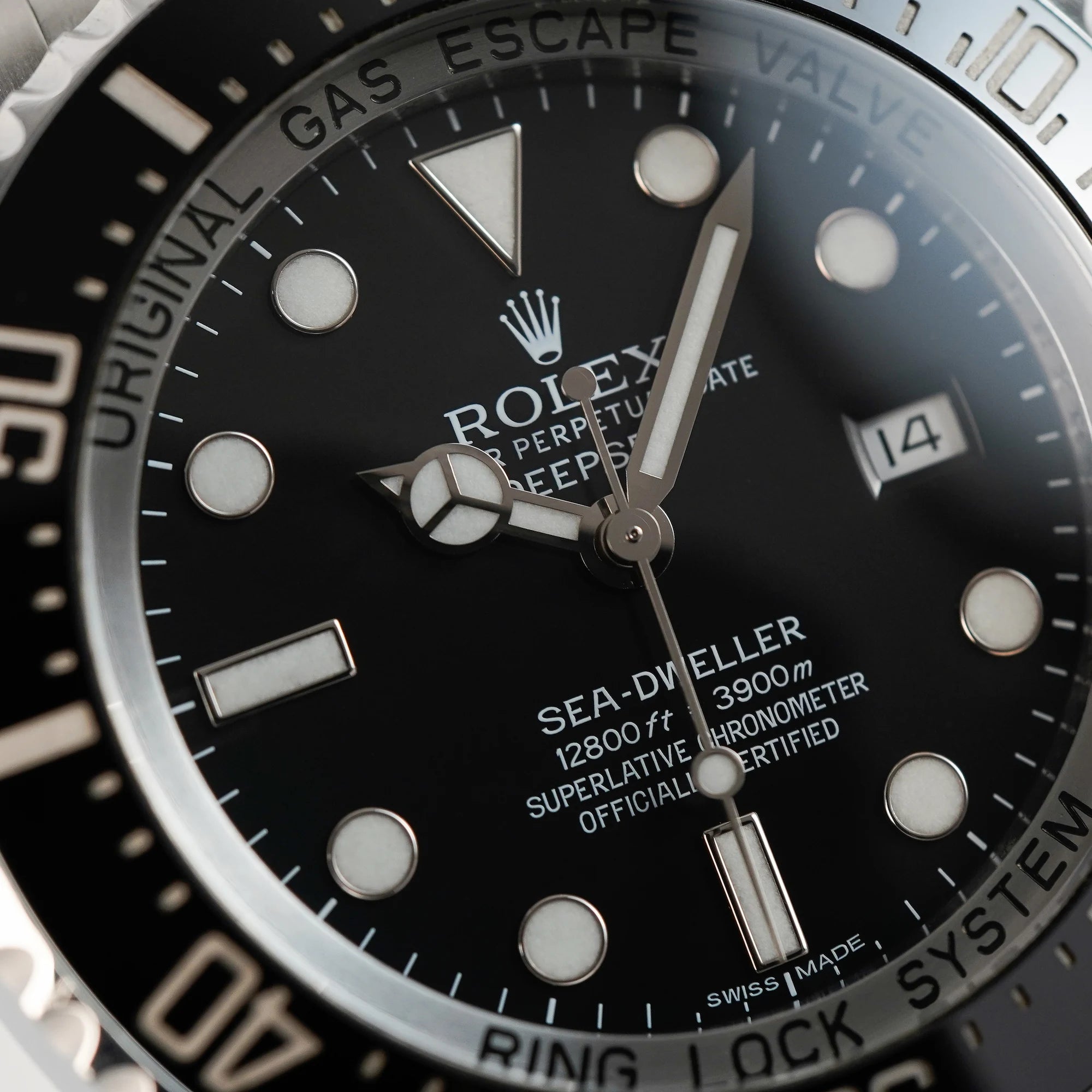 Detailaufnahme des schwarzen Zifferblatts der Rolex Sea Dweller Deepsea, Referenz 116660