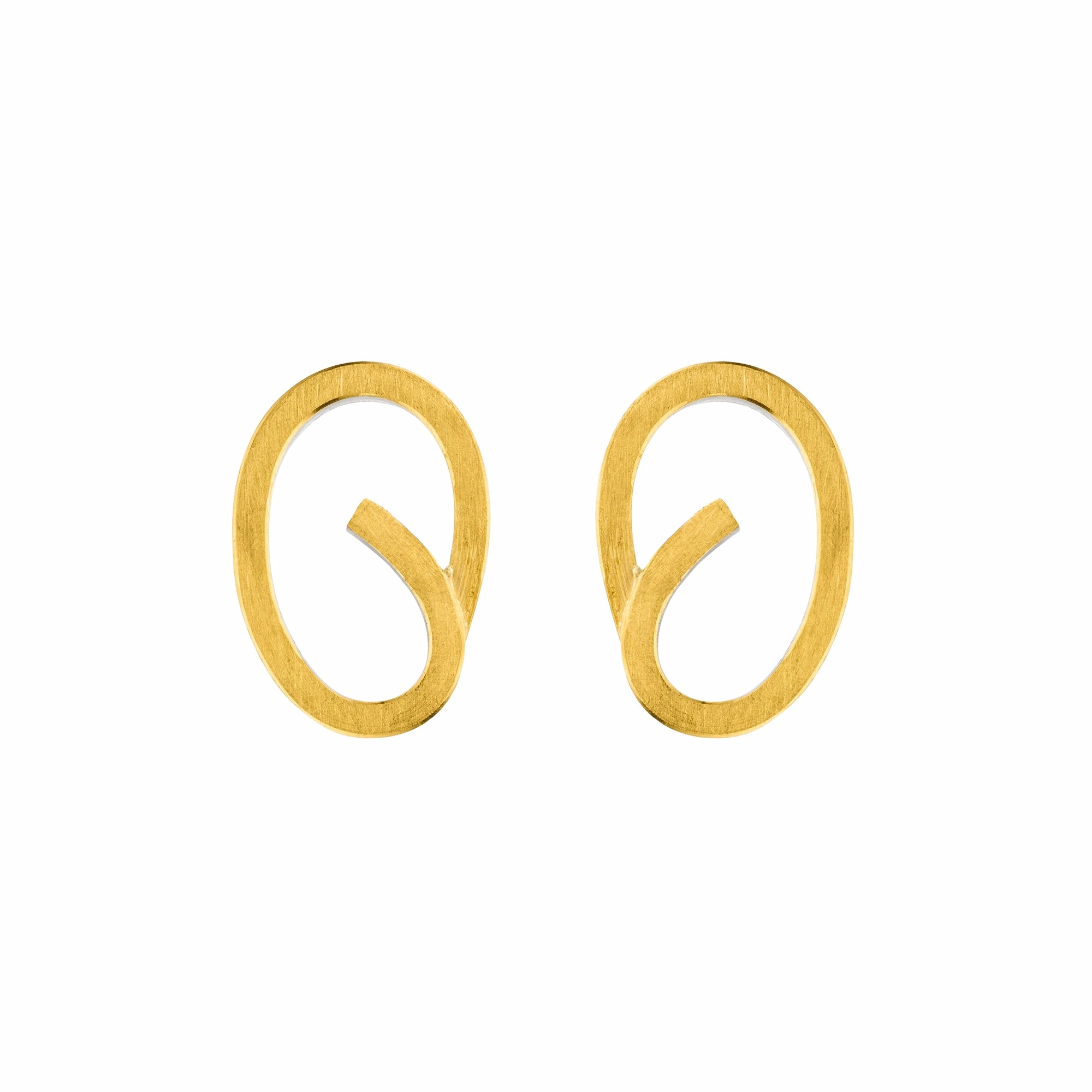 Goldfarbene Ohstecker von Manu Schmuck in einer geschwungenen ovalen Form