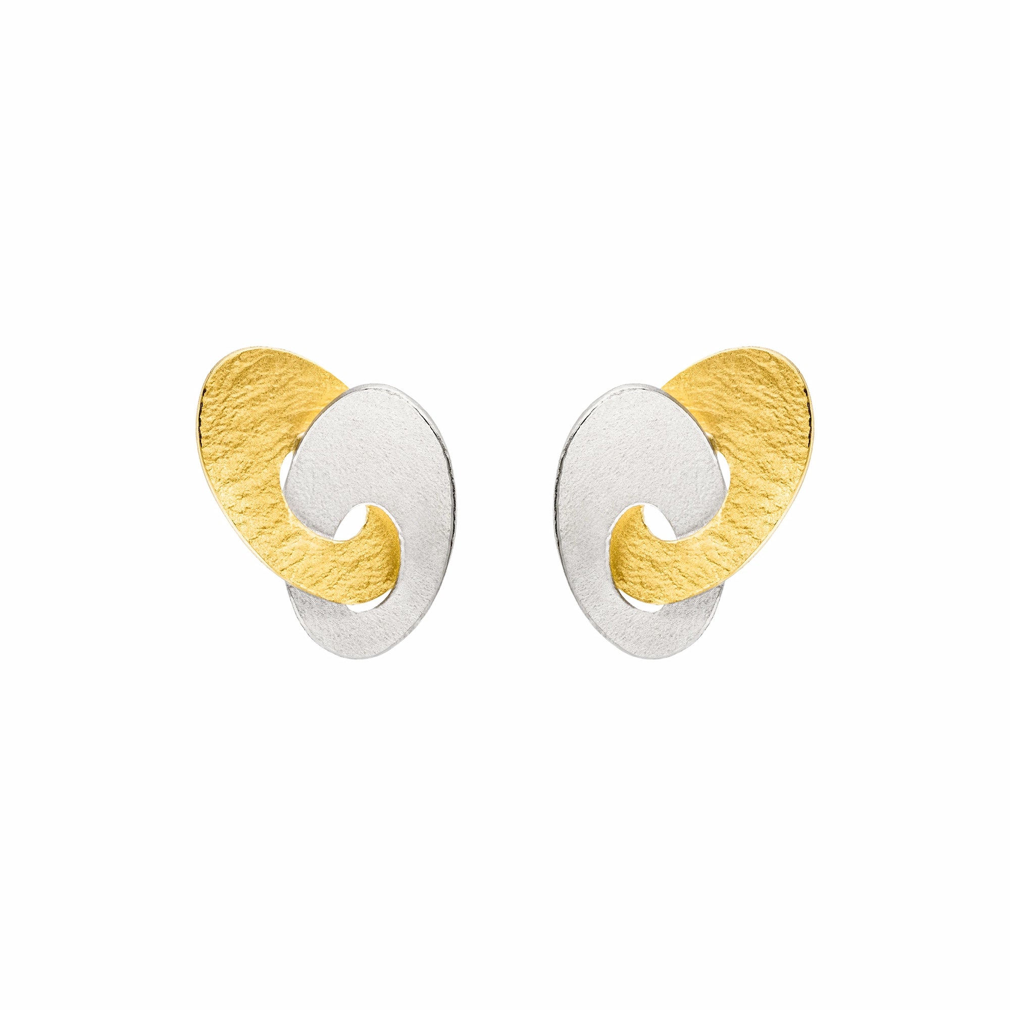 Ohrstceker von Manu Schmuck mit jeweils einem ovalen Ring in Silber und Silber mit Gelbgoldauflage, die ineinander verschlungen sind