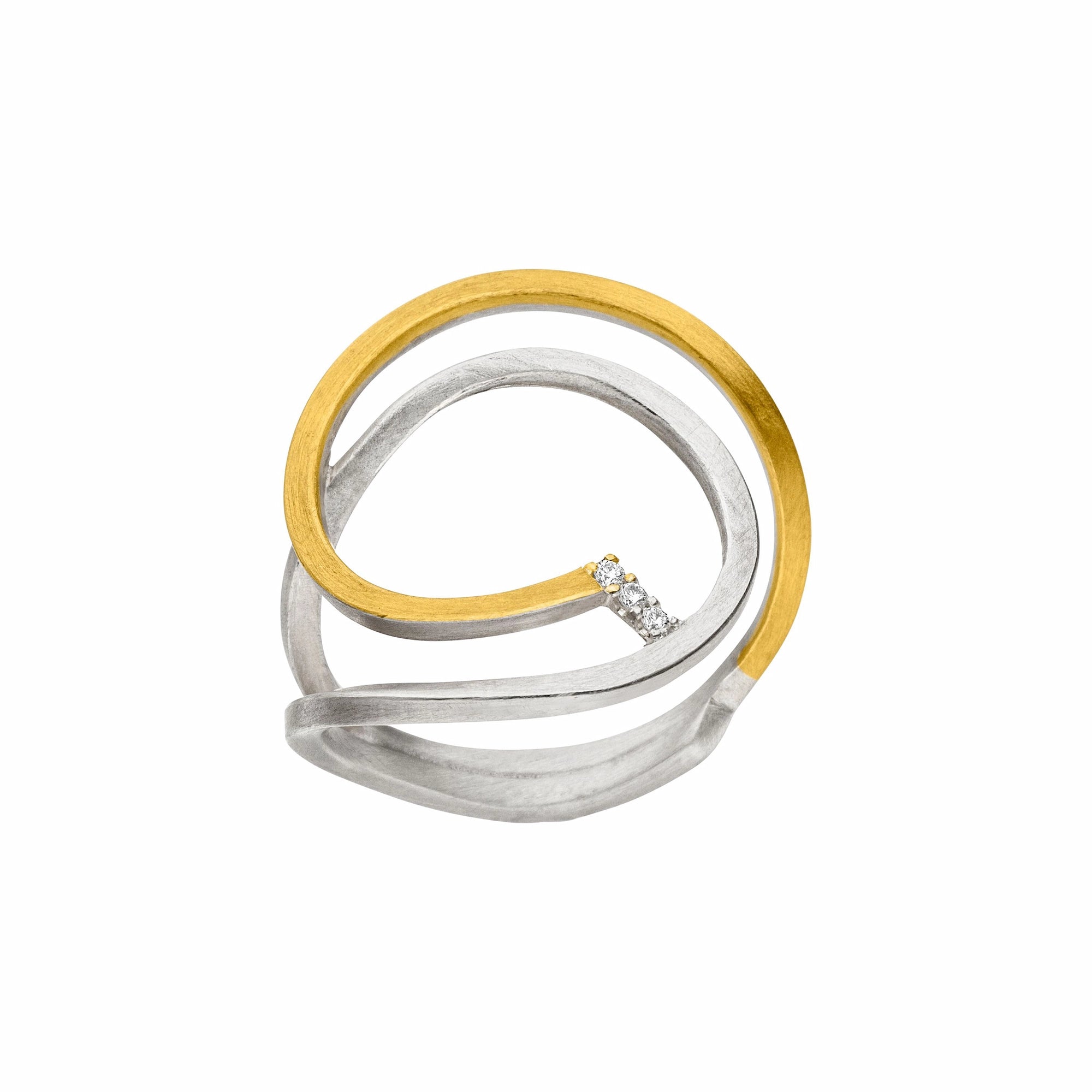 Künstlerischer Ring von Manu Schmuck, der mit drei kleinen Brillanten verziert wurde