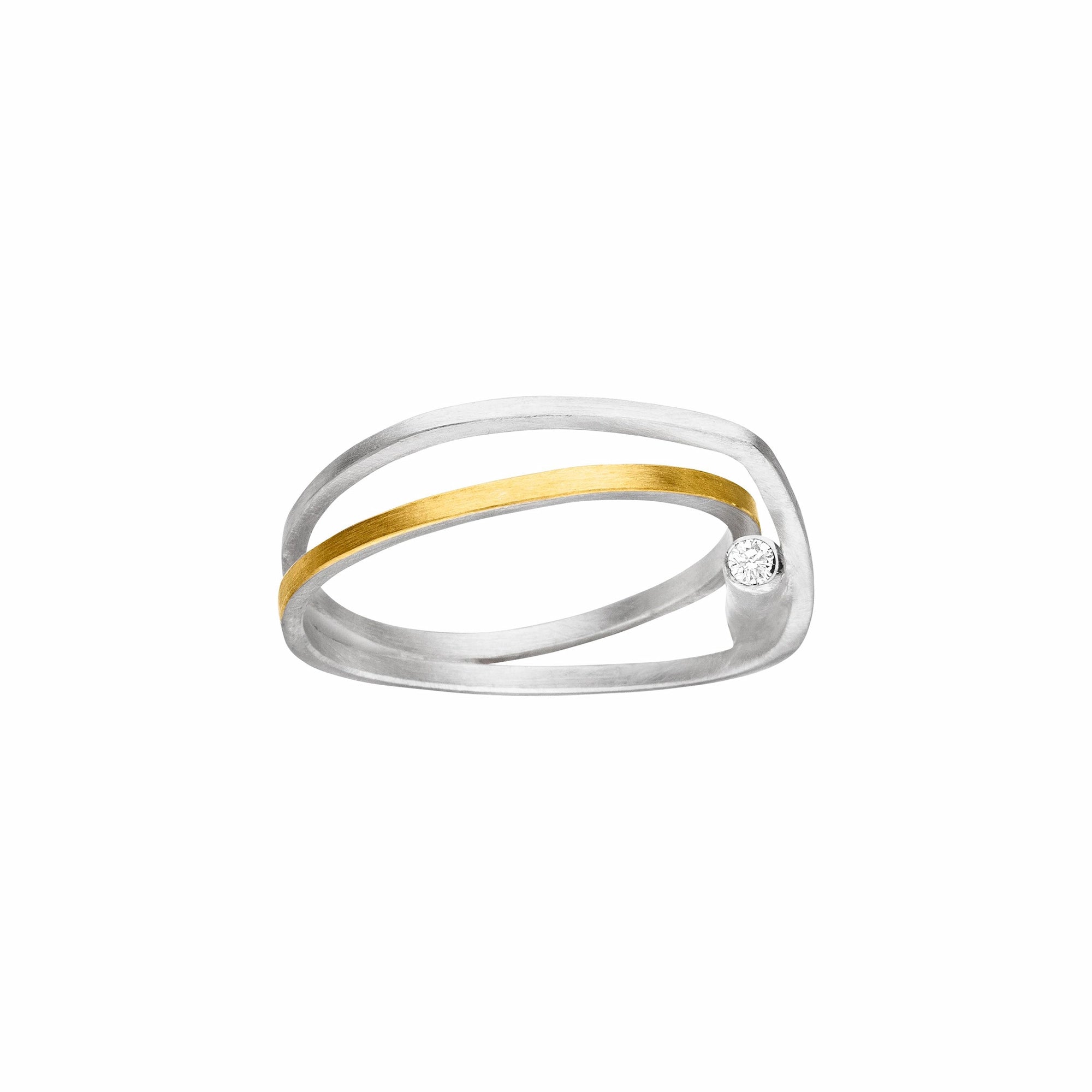 Silberner Ring in künstlerischer Form, der mit einer Goldauflage und einem Brillanten verziert wurde