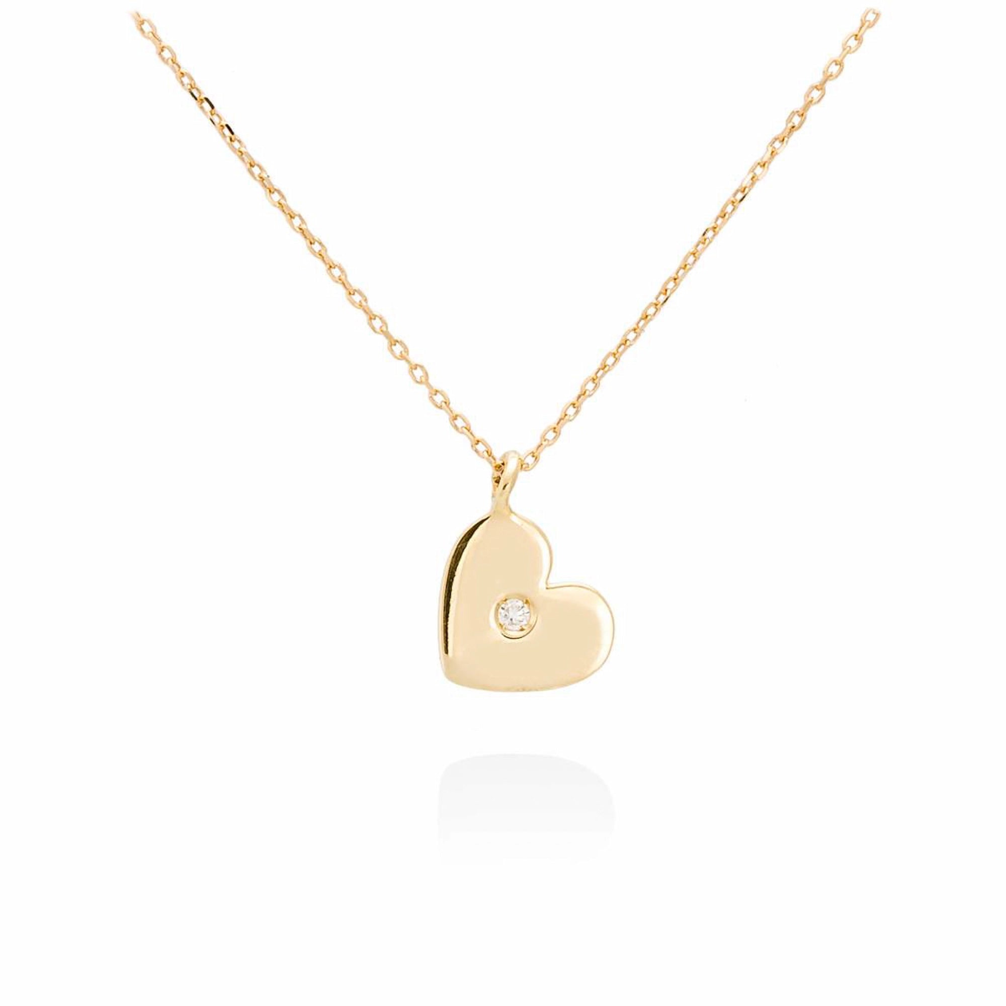 Produktfotografie mit weißem Hintergrund der Marina Garcia Halskette A2631GA45 mit einem Gold-Plättchen in Herzform mit einem zentralen Diamanten als ANhänger