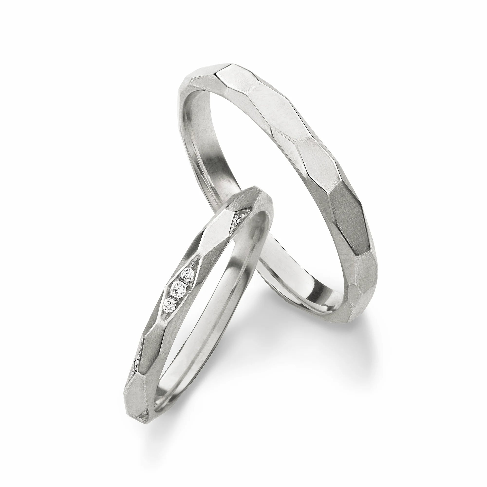 Produktfotografie des weißgoldenen Max Kemper Trauringpaars mit Honey-Comb-Oberflächenstruktur aus langezogenen Sechsecken