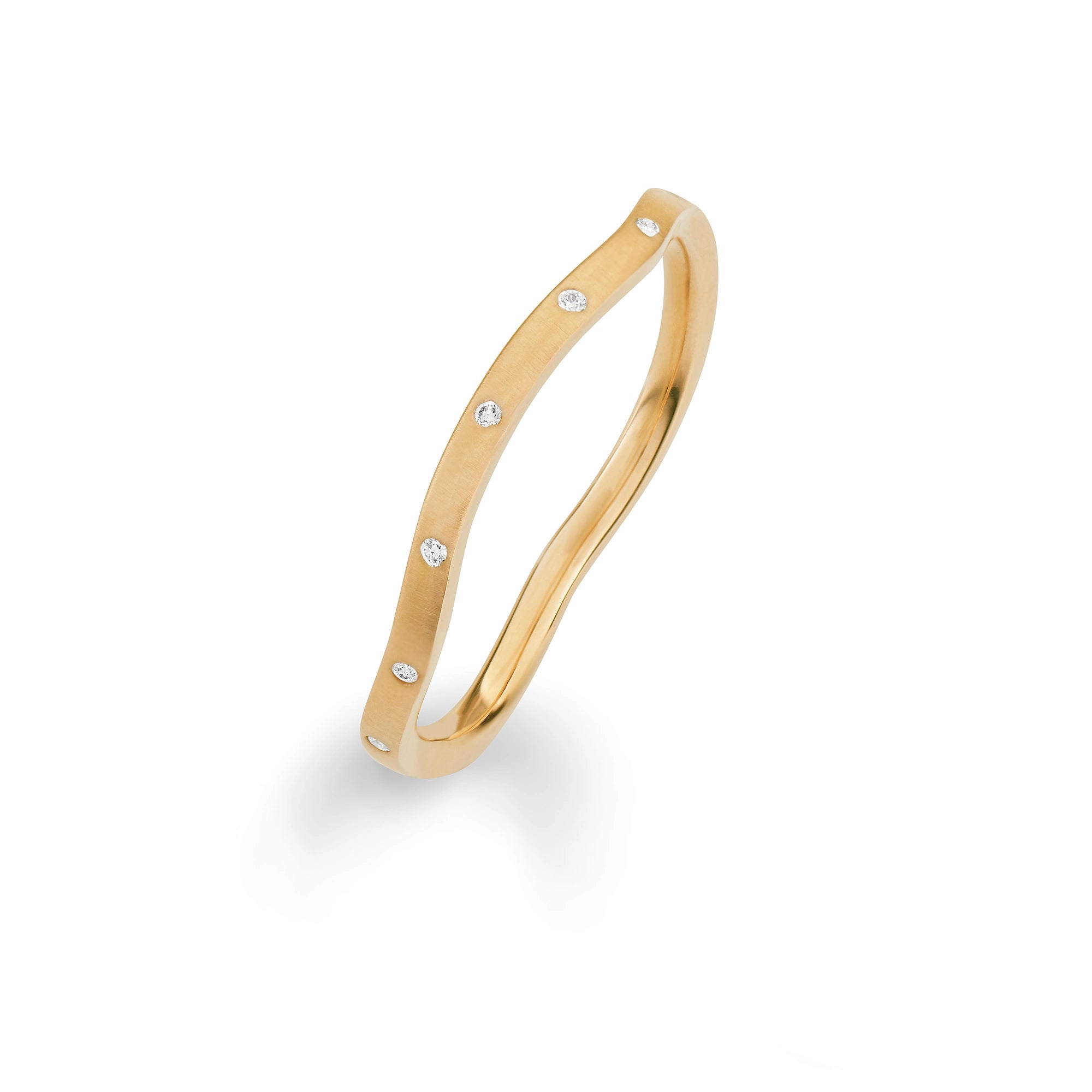 Produktfotografie des gelbgoldenen Max Kemper Vorsteckring in einer organischen Form  mit 5 kleinen Diamanten