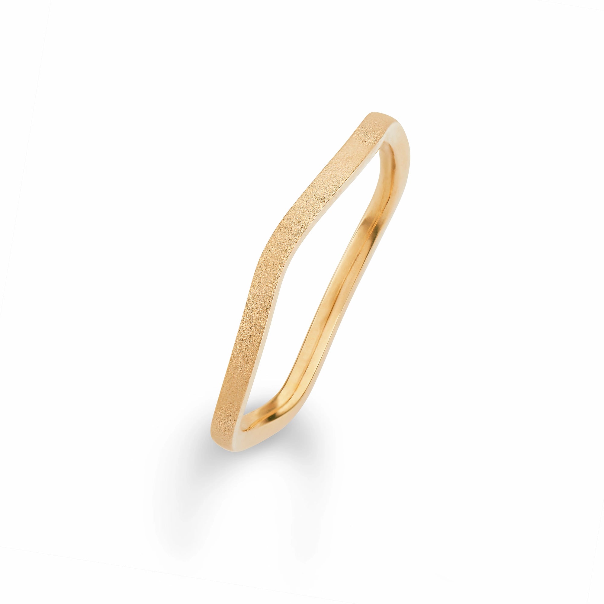 Produktfotografie des gelbgoldenen Max Kemper Vorsteckrings mit  "Frosted" Oberflächenstruktur und einer organischen Formsprache