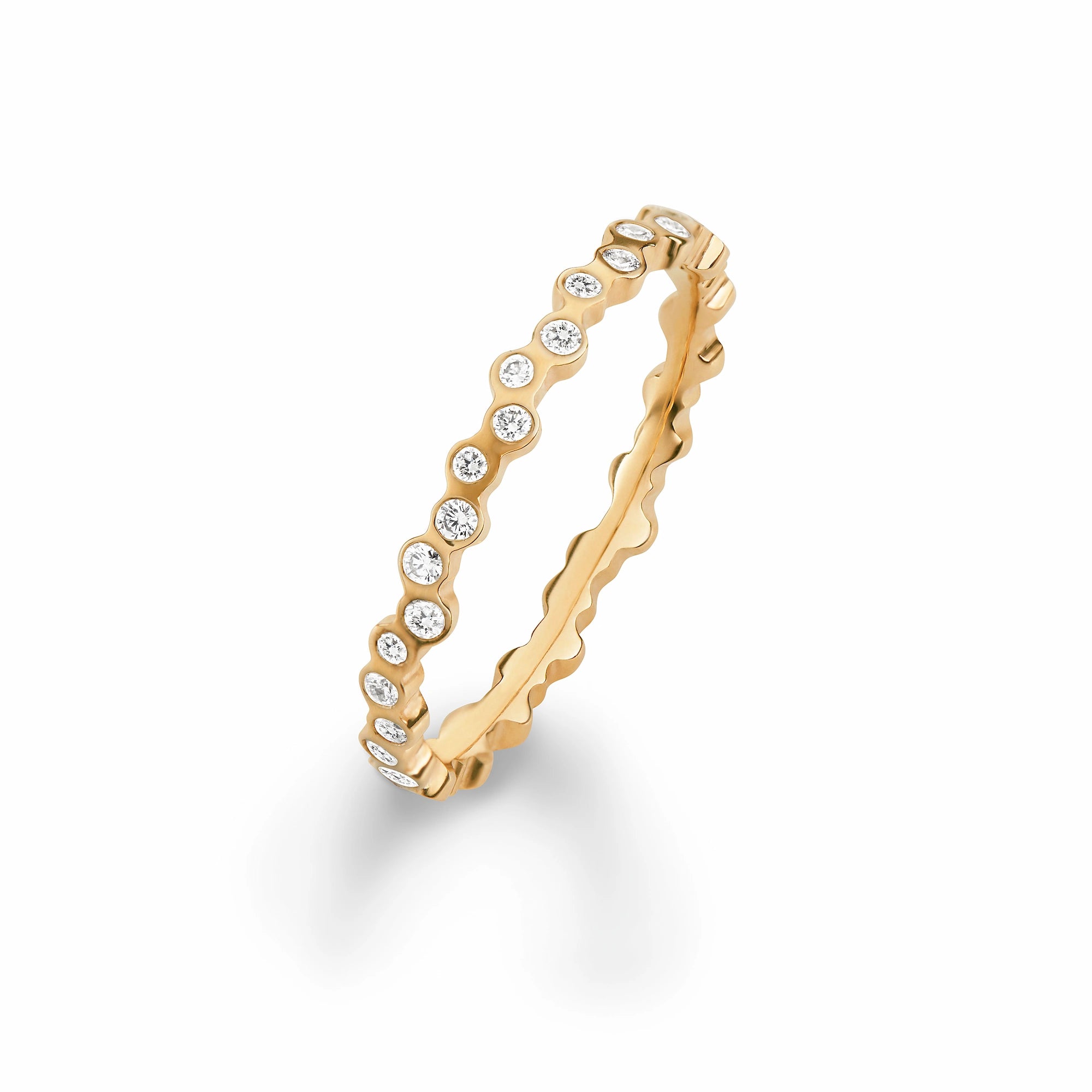 Produktbild des gelbgoldenen Vorsteckrings für Damen, ähnlich einem Memoire-Ring, welcher jedoch organisch aneinander gereiht sind 