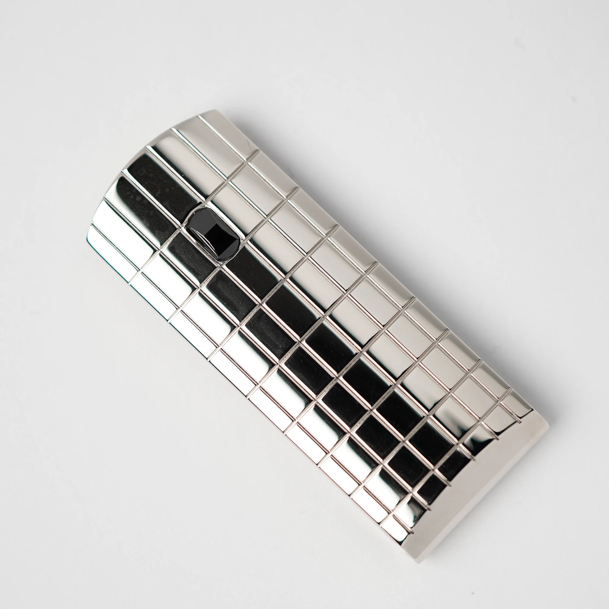 Produktfotografie der Boheme Square Guilloche Geldklammer von Mont Blanc mit silber-polierter Oberfläche
