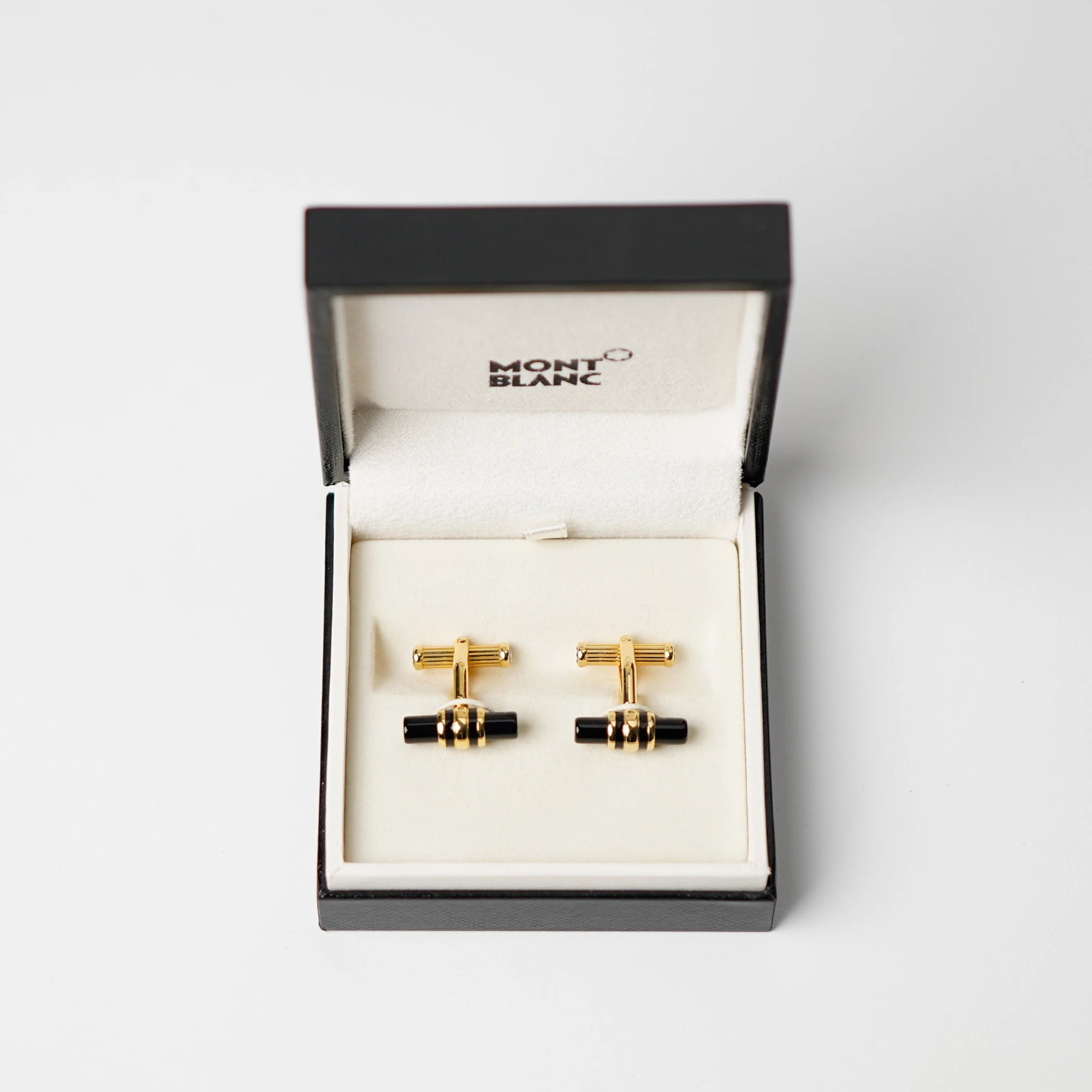 Gold-plattinierten Manschettenknöpfe Elegance Bar 3 mit Onyx-Stift liegen in der originalen Mont Blanc Schachtel