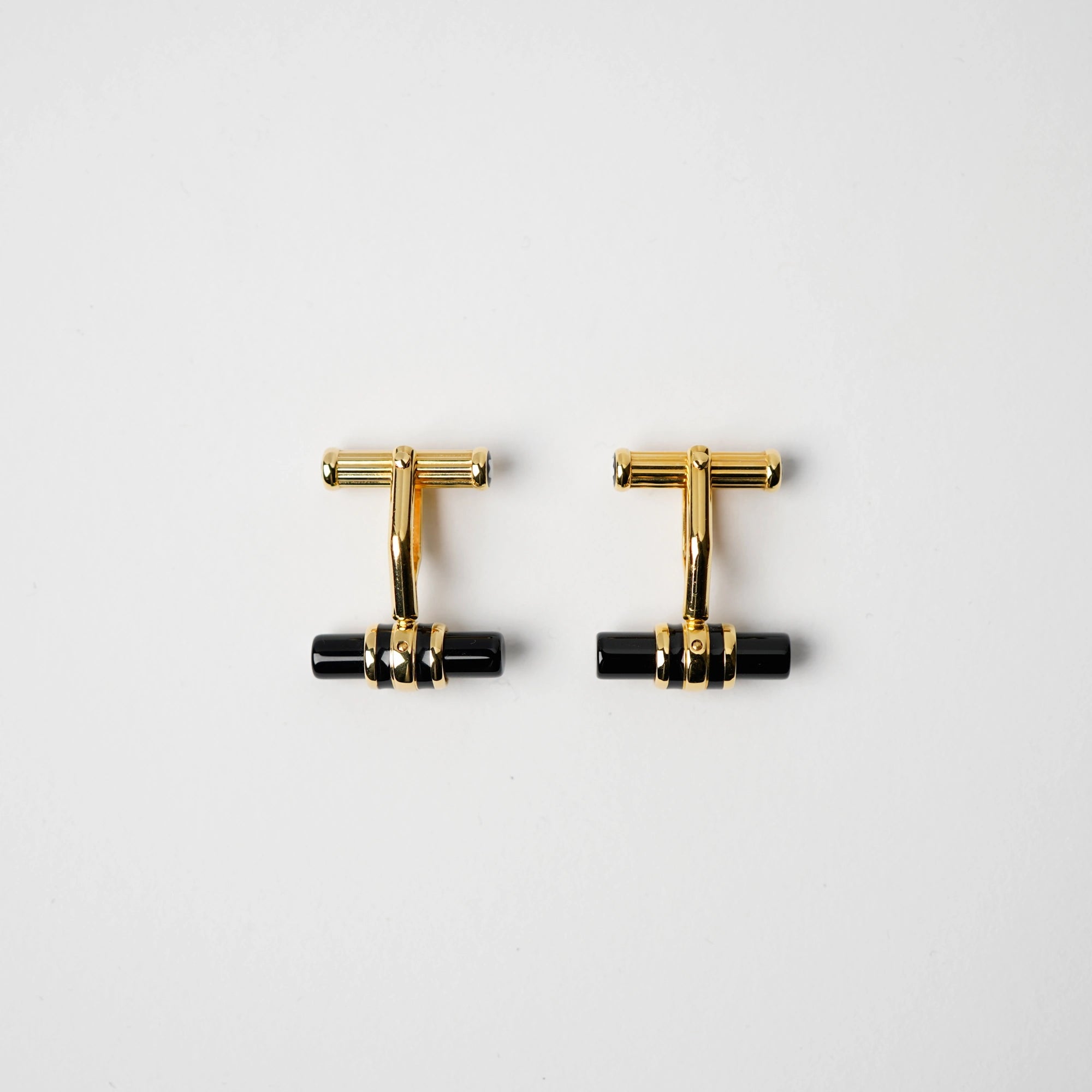 Produktfotografie der Gold-plattinierten Manschettenknöpfe Elegance Bar 3 mit Onyx-Stift