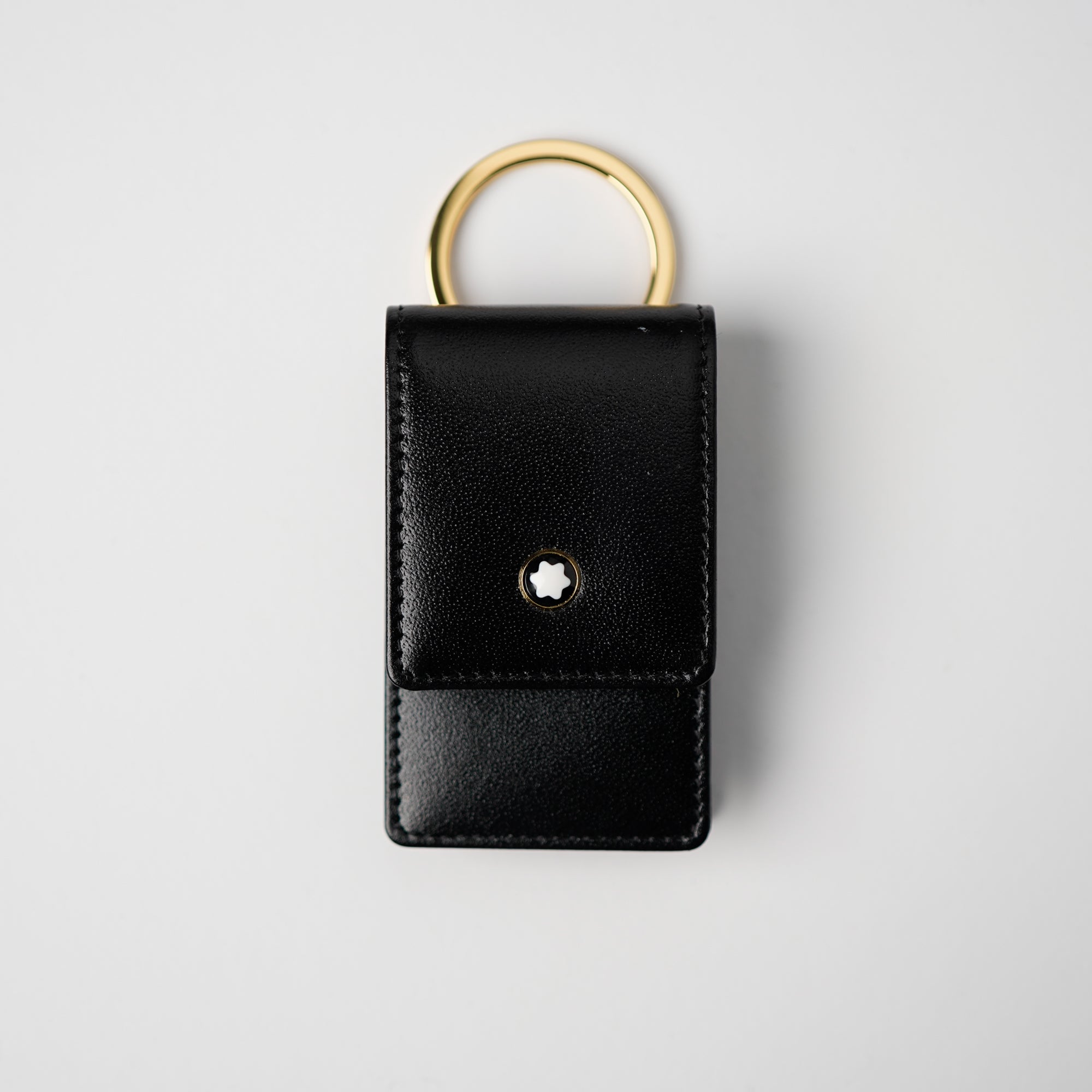 Produktfotografie des Mont Blanc Schlüsseletui in einem tief glänzendem schwarzen Leder