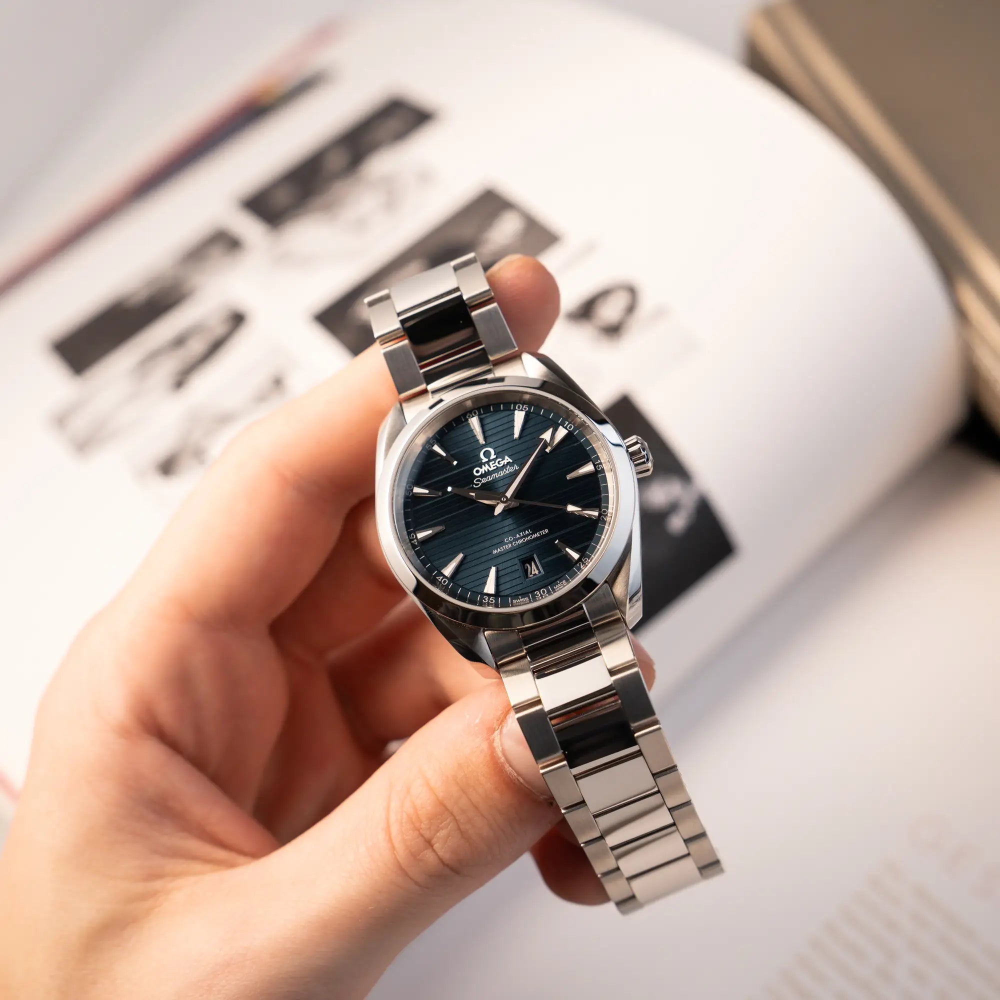 Mann präsentiert die Omega Seamaster 300 Aqua Terra 3805 mit blauem Zifferblatt im 36mm-Edelstahl-Gehäuse in seiner Hand