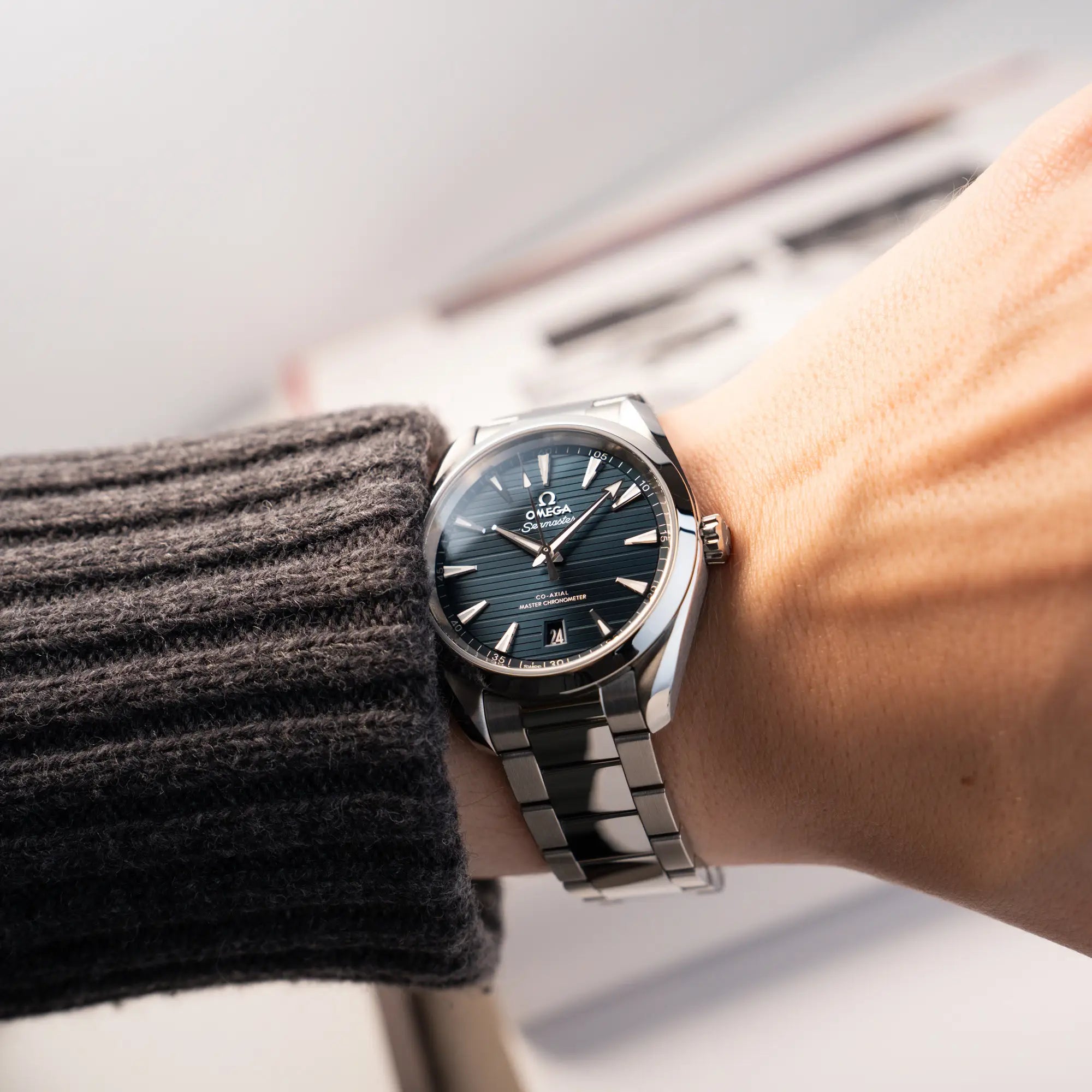 Mann trägt die  Omega Seamaster 300 Aqua Terra 3805 mit blauem Zifferblatt im 36mm-Edelstahl-Gehäuse an seinem Handgelenk