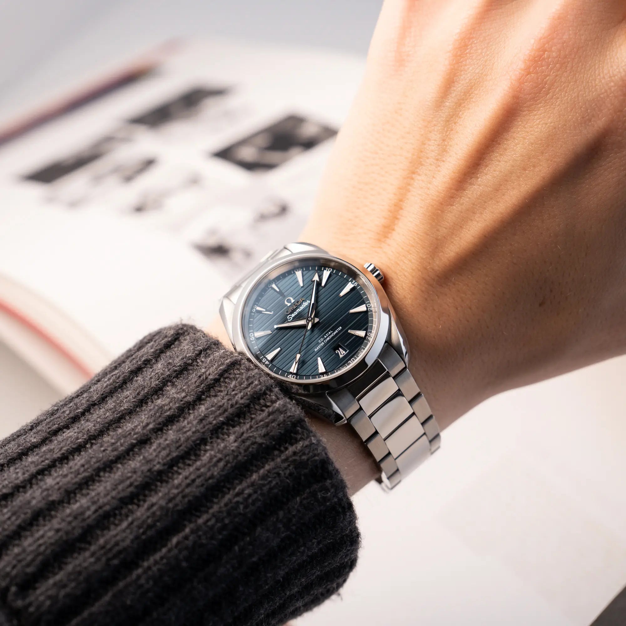 Mann hat die Omega Seamaster 300 Aqua Terra 3805 mit blauem Zifferblatt im 36mm-Edelstahl-Gehäuse für einen Wristshot am Handgelenk