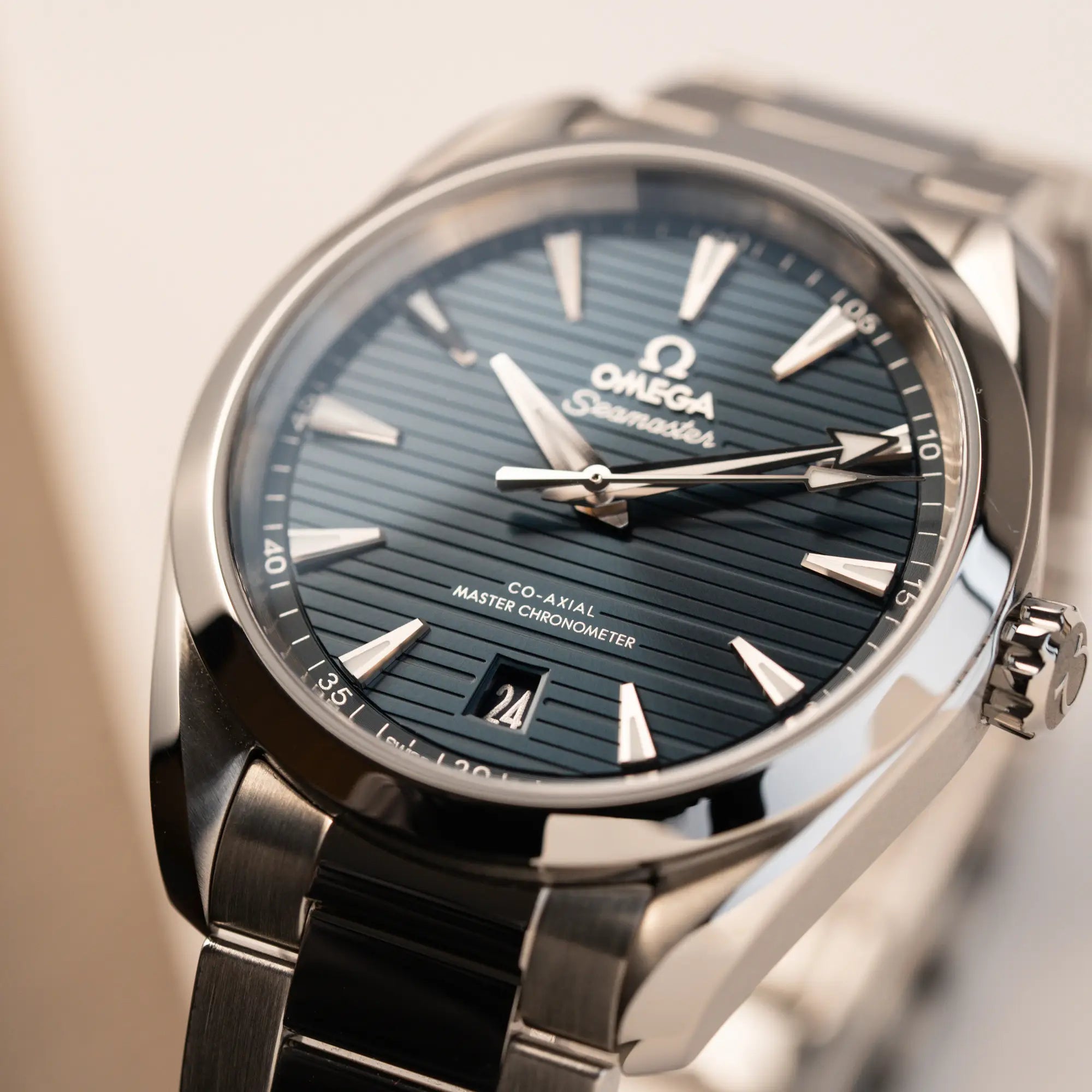 Detailaufnahme der Omega Seamaster 300 Aqua Terra 3805 mit blauem Zifferblatt im 36mm-Edelstahl-Gehäuse