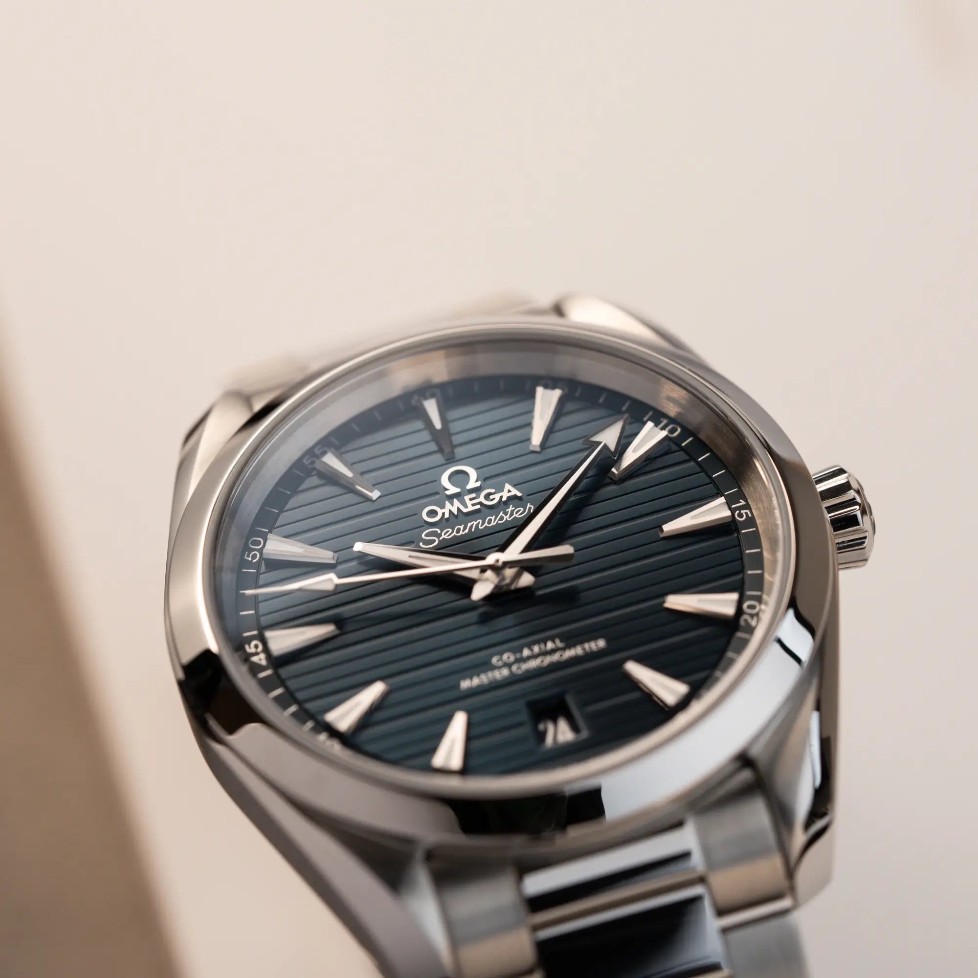 Detailaufnahme der Omega Seamaster 300 Aqua Terra 3805 mit blauem Zifferblatt im 36mm-Edelstahl-Gehäuse mit Fokus auf den Streifen des Zifferblatts