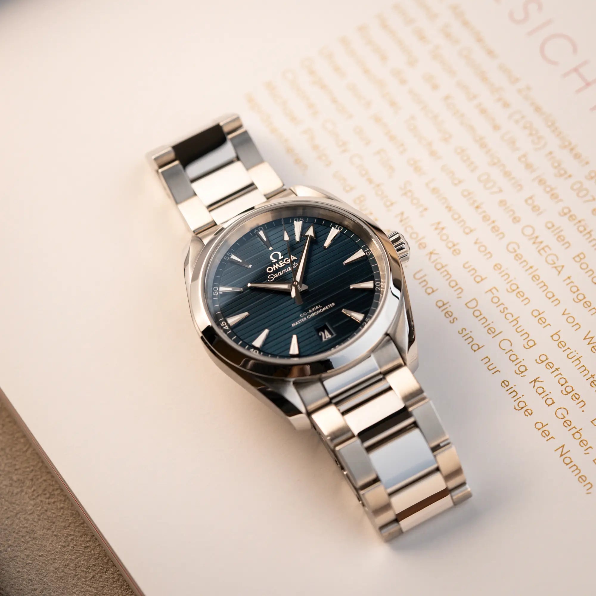 Produktfotografie der Omega Seamaster 300 Aqua Terra 3805 mit blauem Zifferblatt im 36mm-Edelstahl-Gehäuse