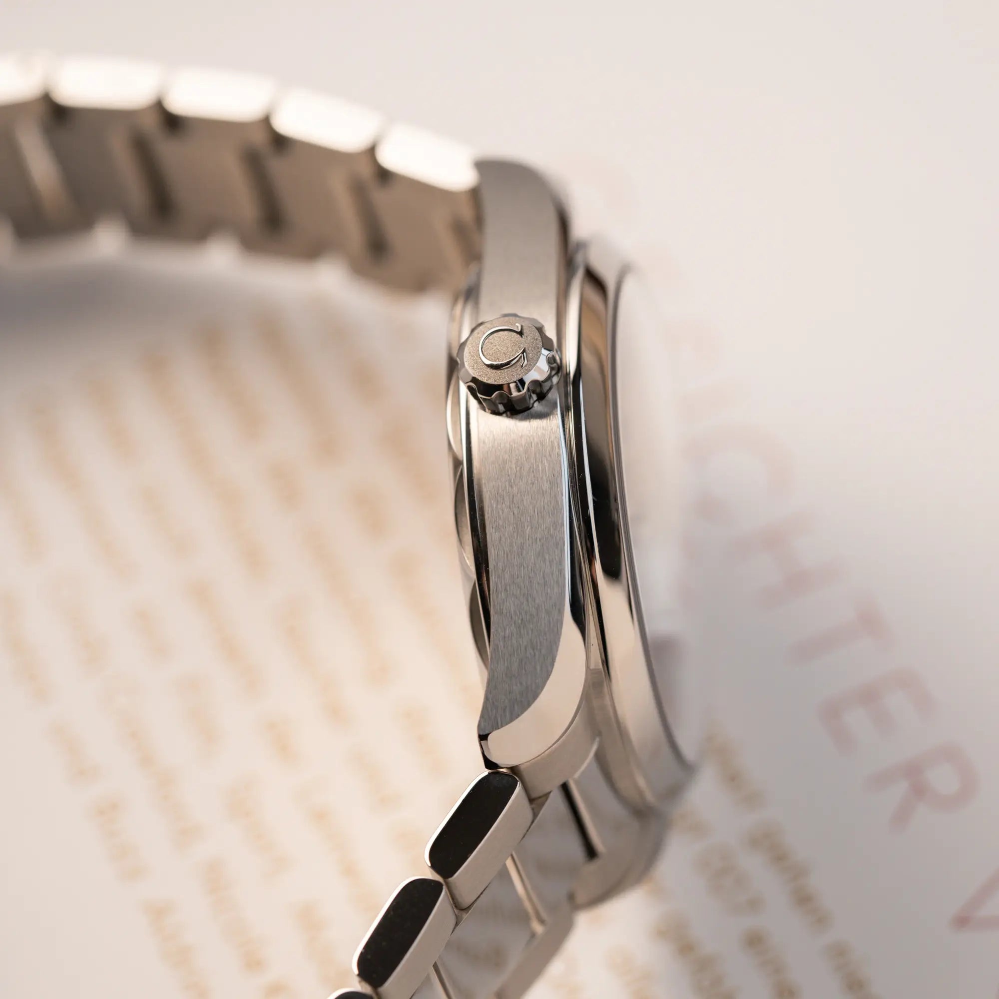 Detailaufnahme des seitlichen Gehäuses mit Aufzugskrone  der Omega Seamaster 300 Aqua Terra 3805 mit blauem Zifferblatt im 36mm-Edelstahl-Gehäuse