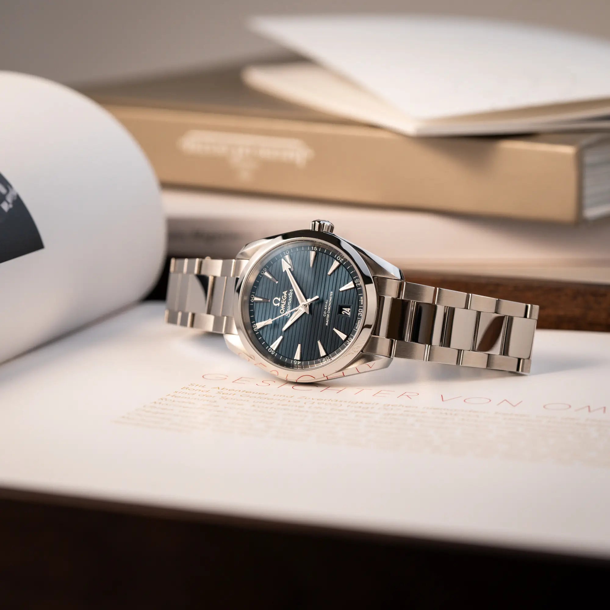 Produktfotografie der Omega Seamaster 300 Aqua Terra 3805 mit blauem Zifferblatt im 36mm-Edelstahl-Gehäuse