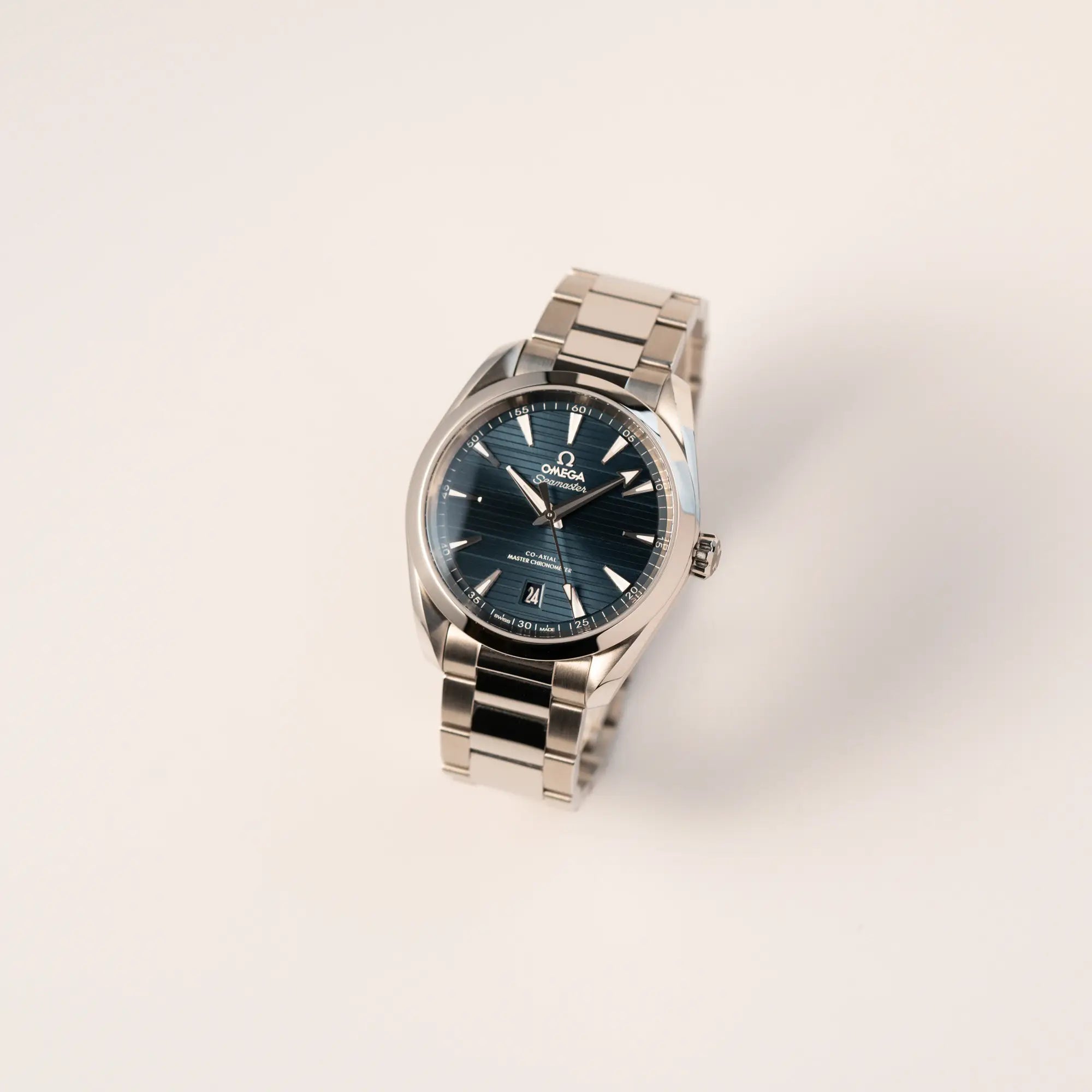 Leicht schräge Ansicht der Omega Seamaster 300 Aqua Terra 3805 mit blauem Zifferblatt im 36mm-Edelstahl-Gehäuse