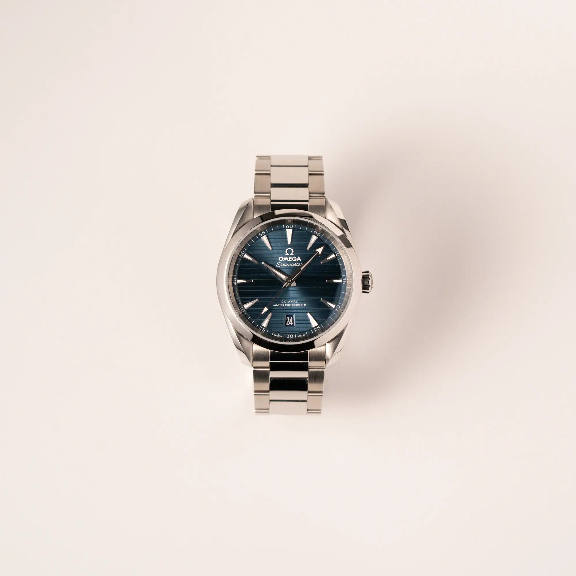 Frontale Ansicht der Omega Seamaster 300 Aqua Terra 3805 mit blauem Zifferblatt im 36mm-Edelstahl-Gehäuse