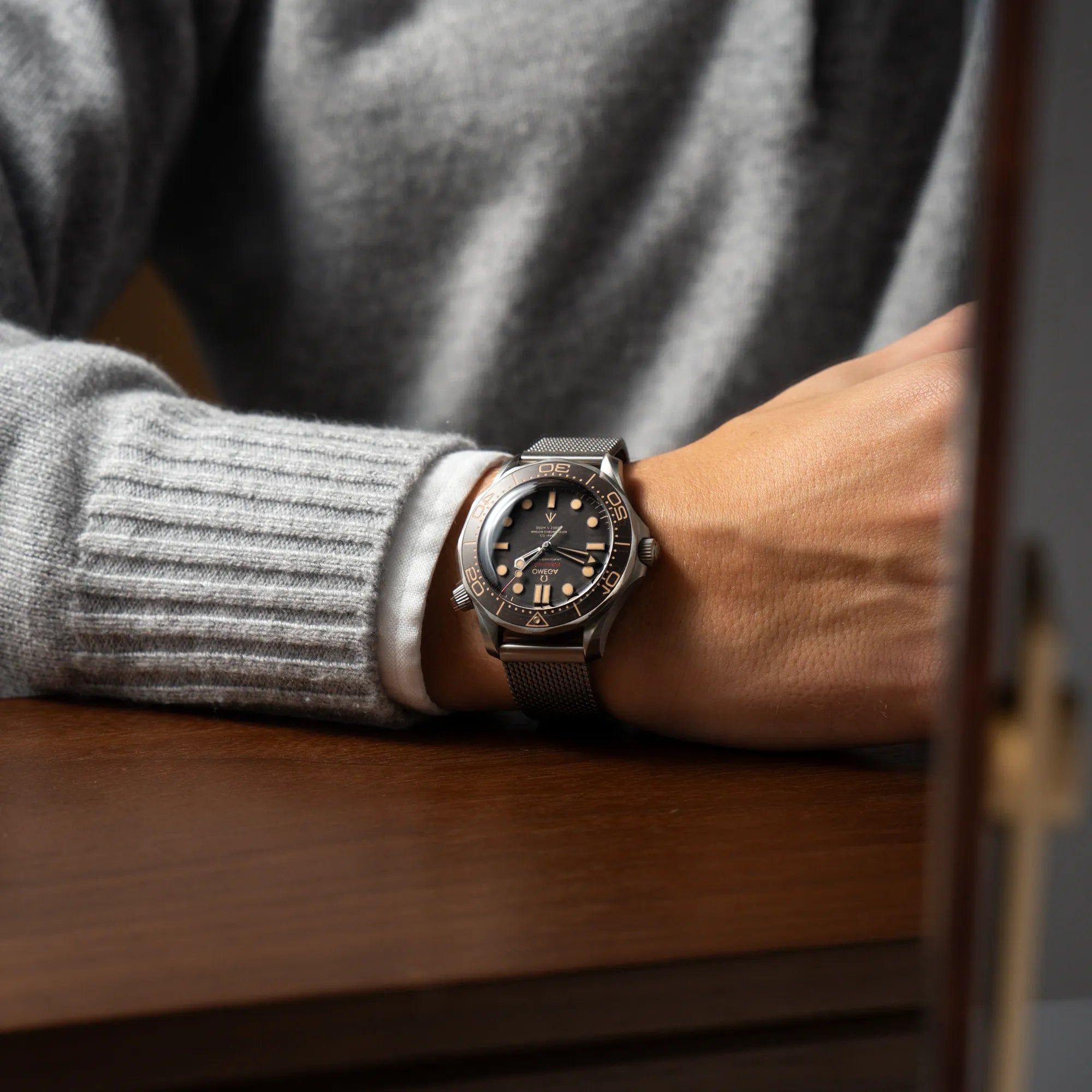 Mann trägt die Omega Seamaster 300m Diver No Time To Die Limited Edition aus Titan mit braunem Zifferblatt an seinem Handgelenk