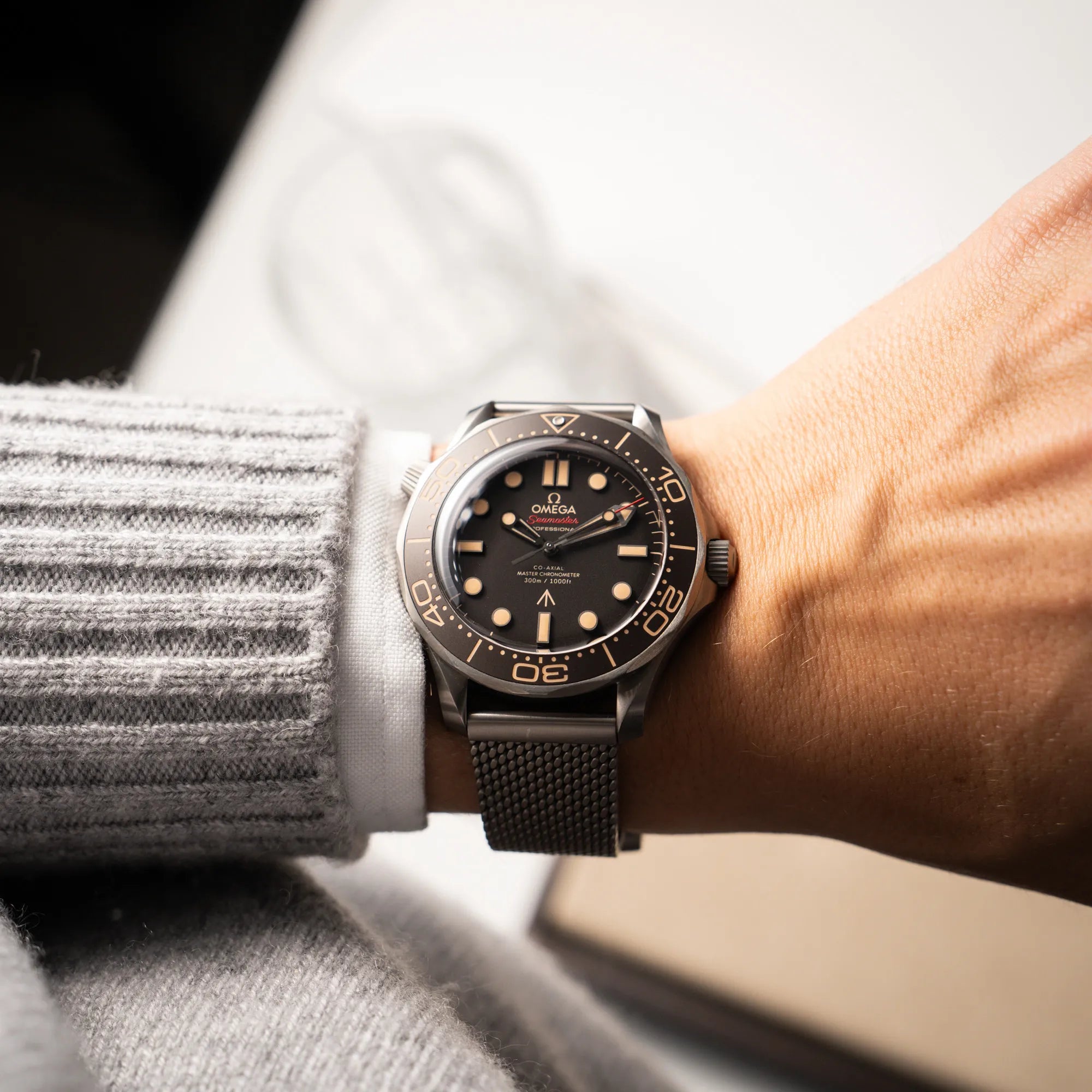Wristshot mit der Omega Seamaster 300m Diver No Time To Die Limited Edition aus Titan mit braunem Zifferblatt