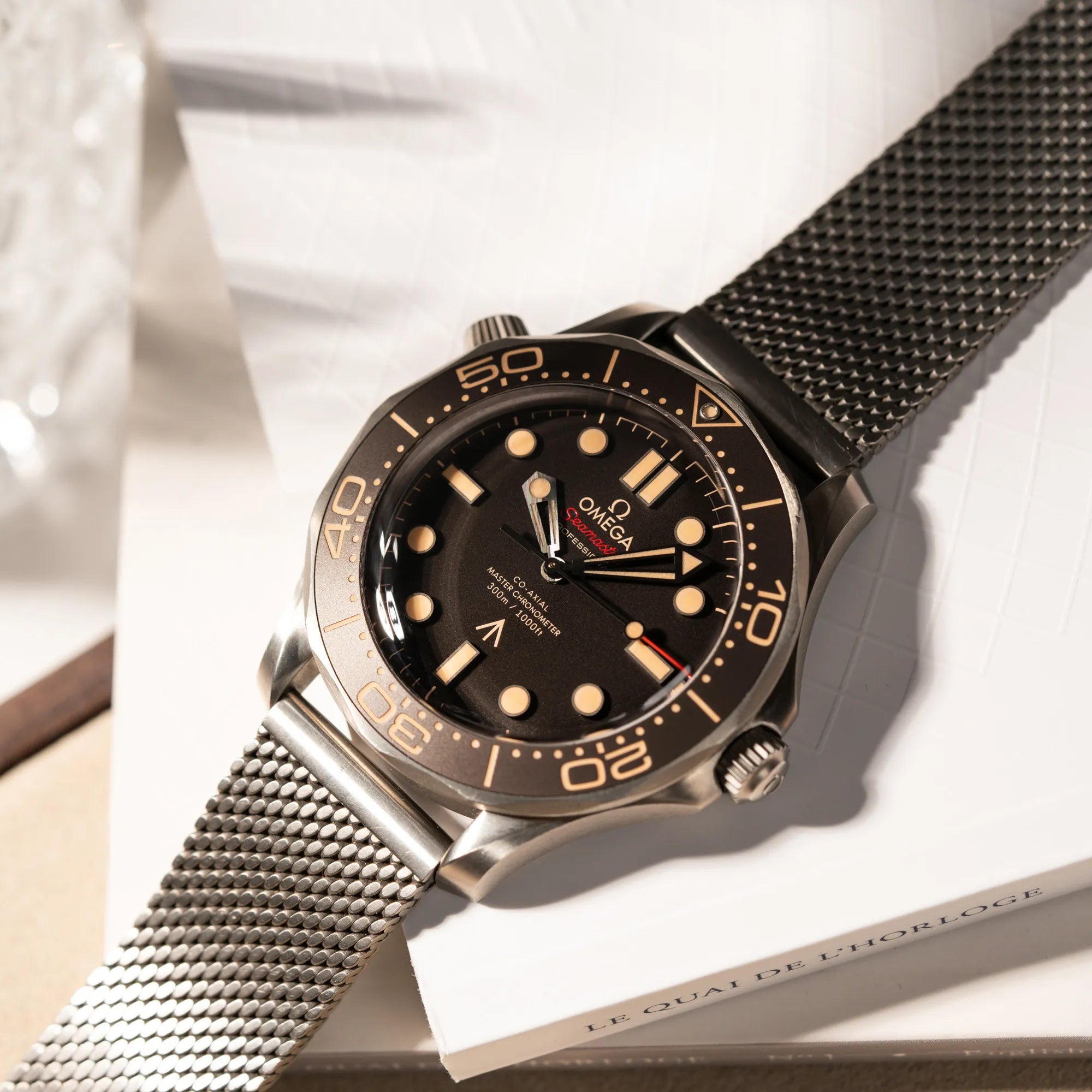 Produktfotografie der Omega Seamaster 300m Diver No Time To Die Limited Edition aus Titan mit braunem Zifferblatt