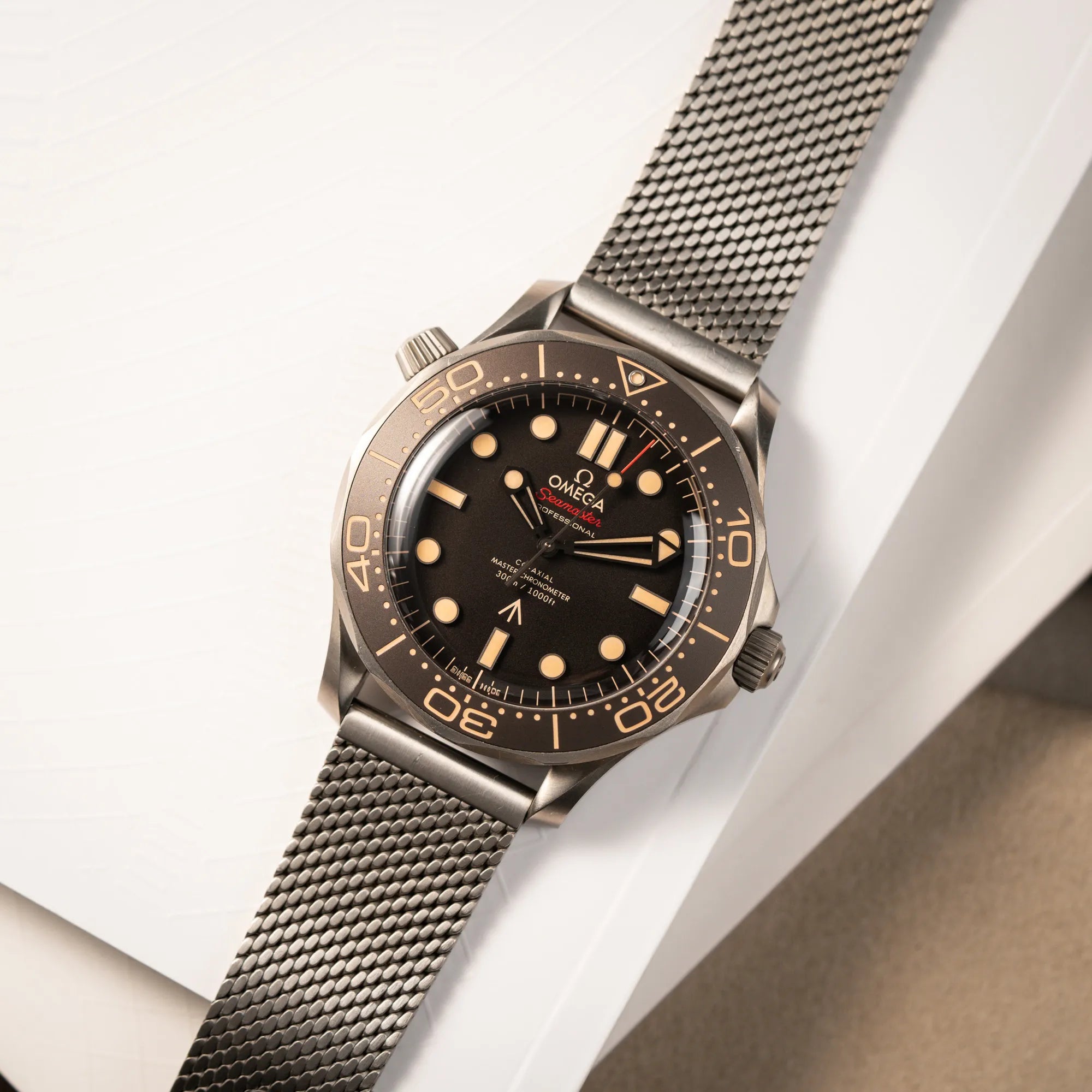Produktfotografie als Titelbild für die Omega Seamaster 300m Diver No Time To Die Limited Edition aus Titan mit braunem Zifferblatt