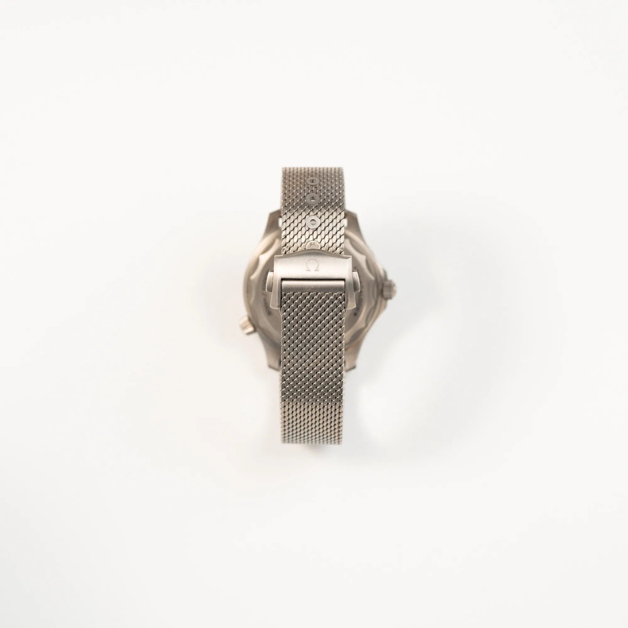 Blick auf die Schliesse am Titan-Milanese-Armband der Omega Seamaster 300m Diver No Time To Die Limited Edition aus Titan mit braunem Zifferblatt