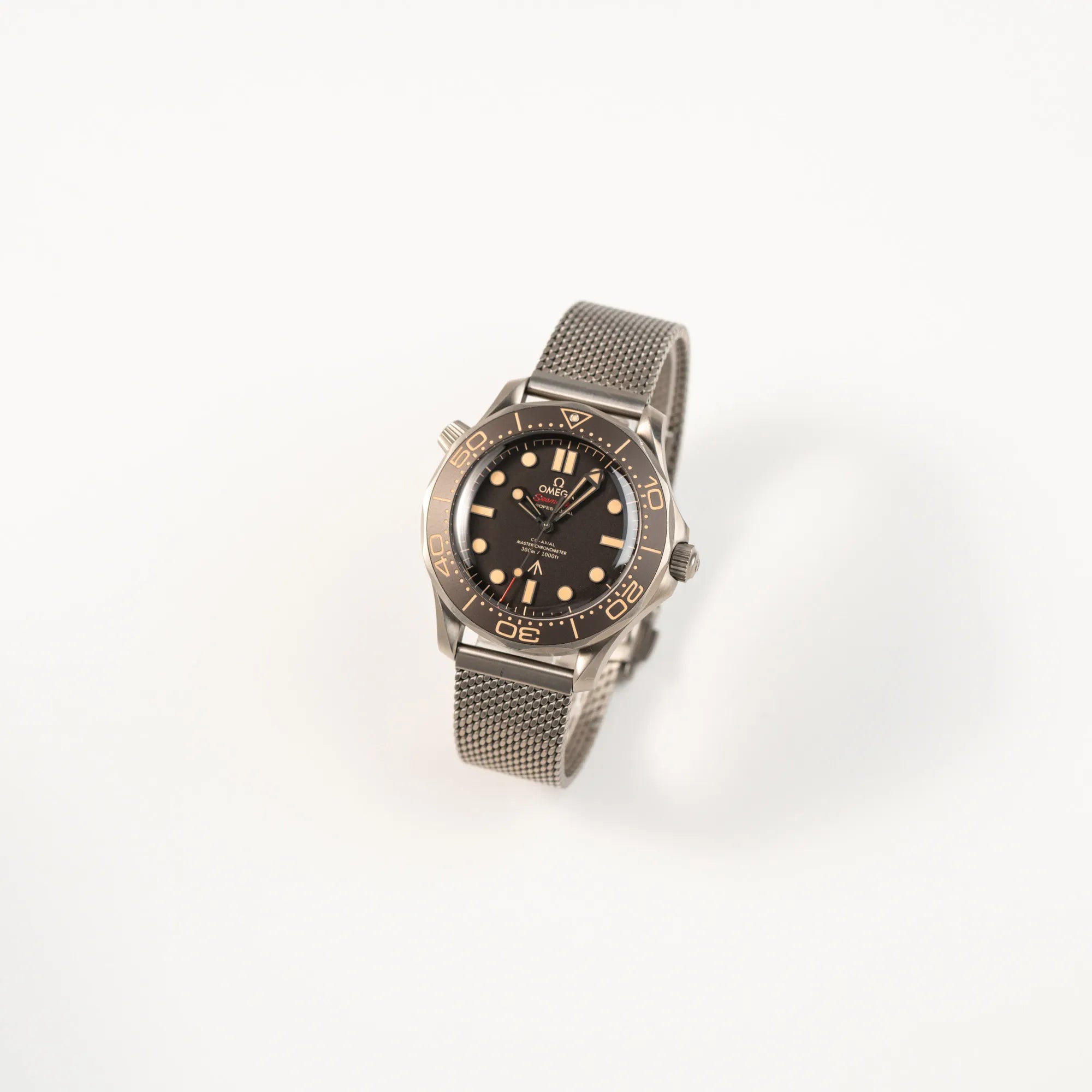Leicht schräge Ansicht der Omega Seamaster 300m Diver No Time To Die Limited Edition aus Titan mit braunem Zifferblatt