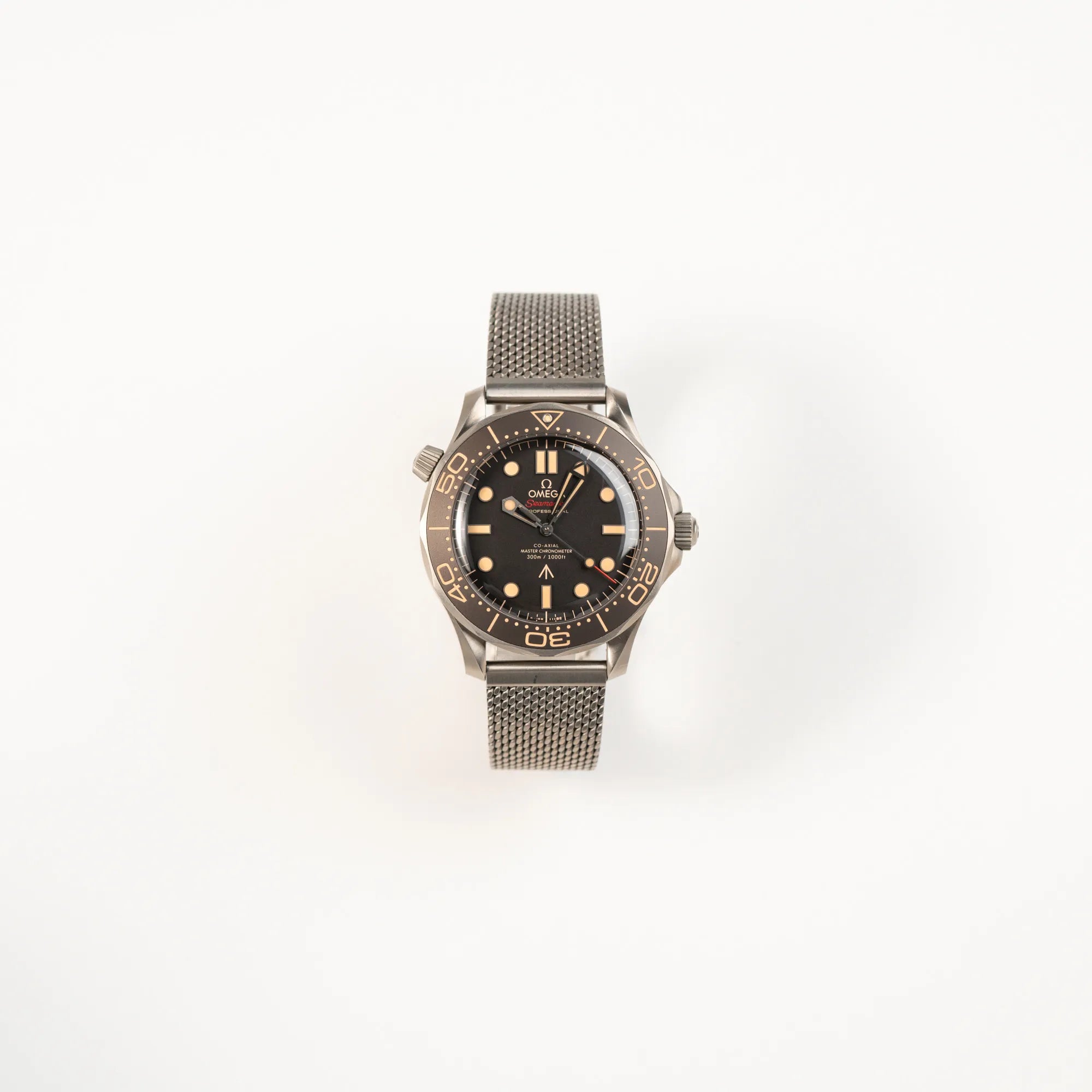 Frontale Ansicht der Omega Seamaster 300m Diver No Time To Die Limited Edition aus Titan mit braunem Zifferblatt