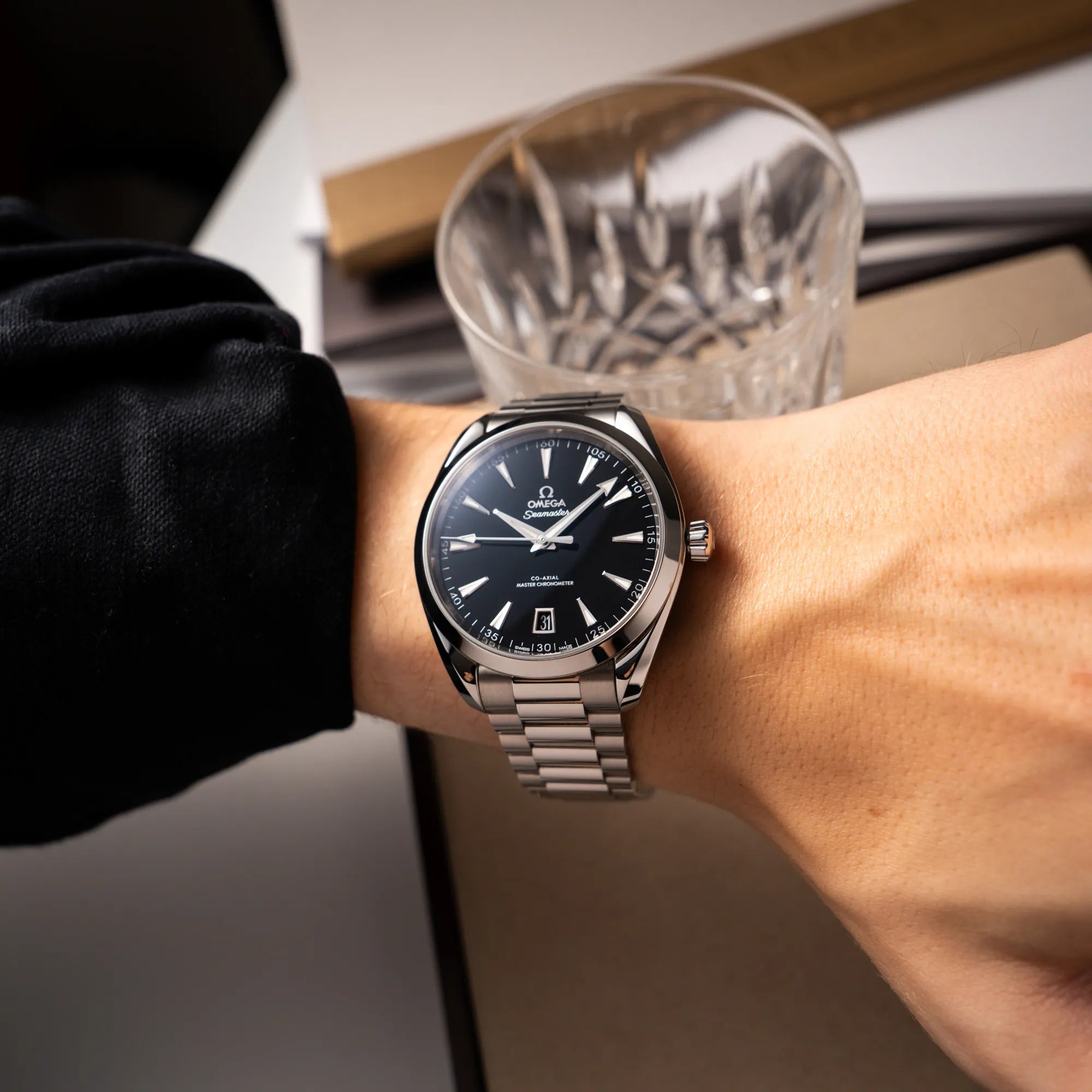 Wristshot mit der Omega Seamaster Aqua Terra Co-Axial der Referenz 220.10.41.21.01.002 mit schwarz lackiertem Zifferblatt