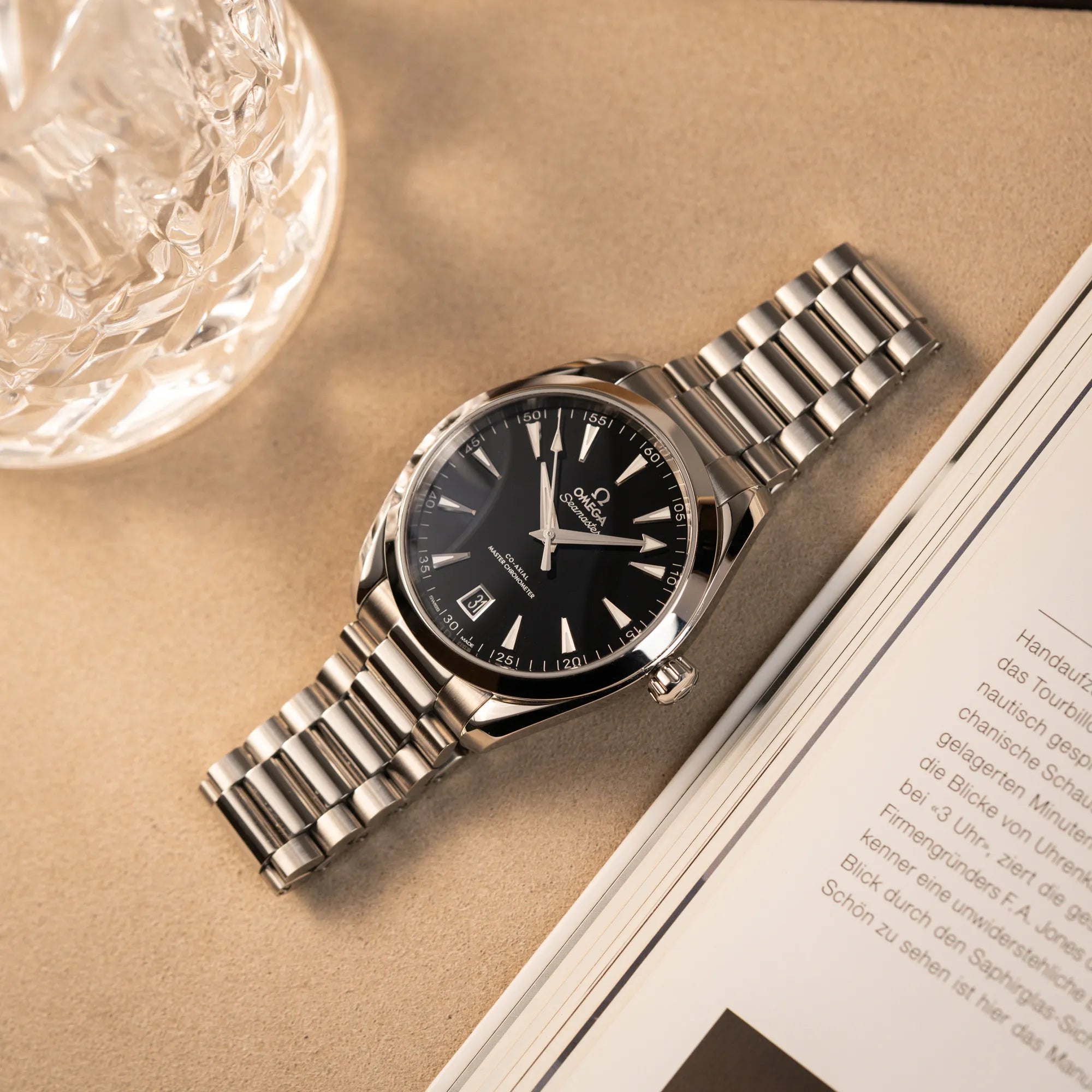 Produktfotografie als Titelbild von der Omega Seamaster Aqua Terra Co-Axial der Referenz 220.10.41.21.01.002 mit schwarz lackiertem Zifferblatt