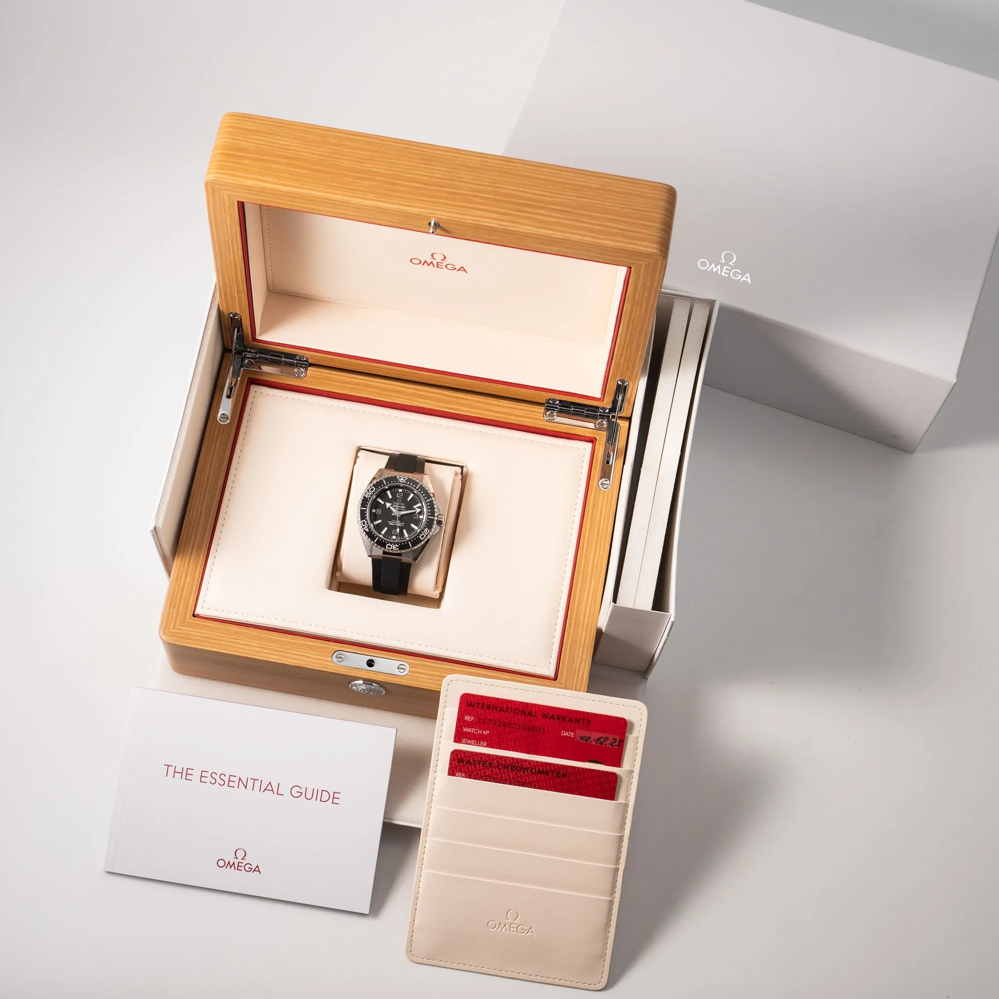 Omega Seamaster Planet Ocean der Referenz 217.32.42.21.01.001 (4. Generation) mit schwarzem Zifferblatt und Lünette am schwarzen Kautschuk-Armband zusammen mit dem Lieferumfang im Full-Set, betsehend aus Box, mit Umkarton, originale rGarantiekarte und allen Booklets