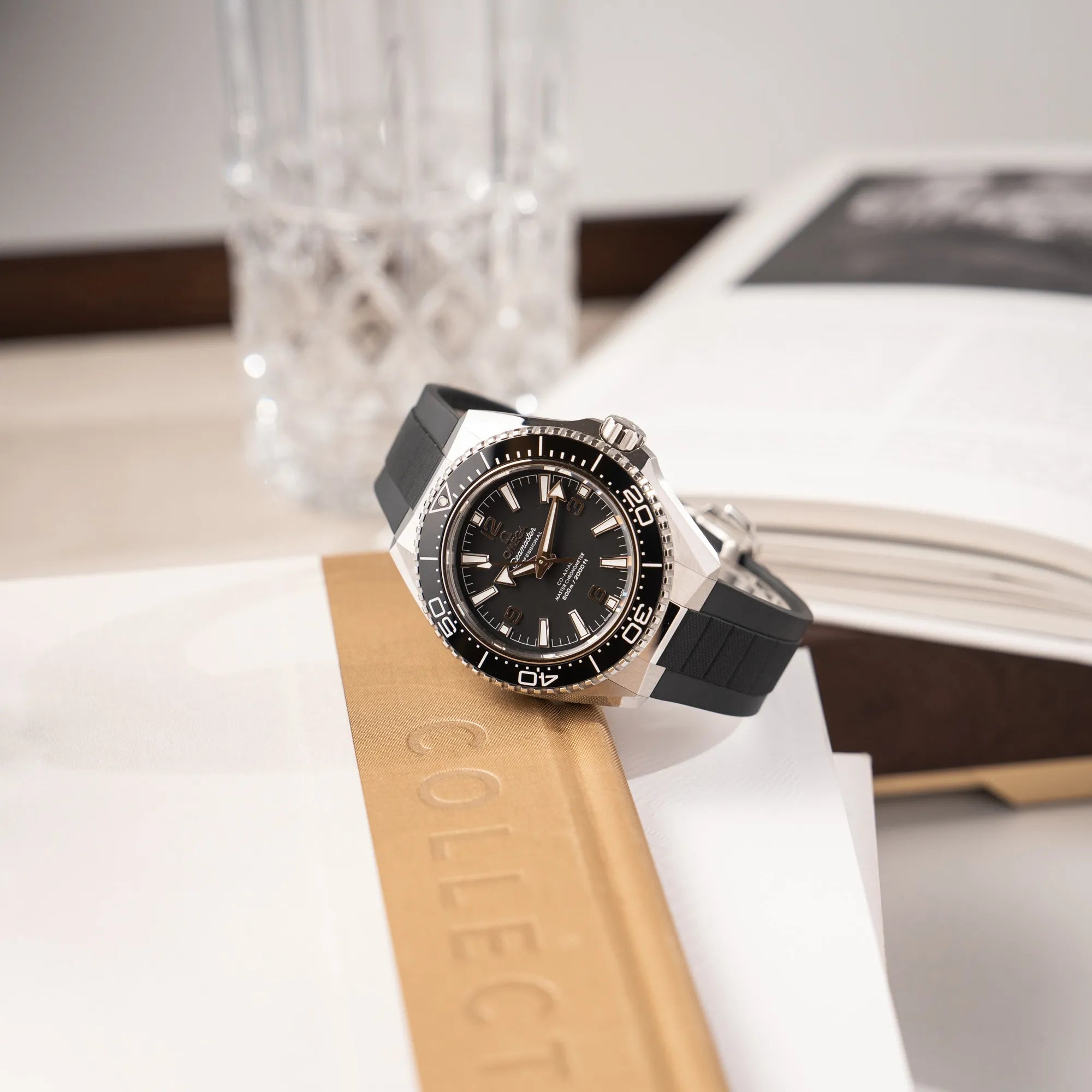 Produktfoto der Omega Seamaster Planet Ocean der Referenz 217.32.42.21.01.001 (4. Generation) mit schwarzem Zifferblatt und Lünette am schwarzen Kautschuk-Armband