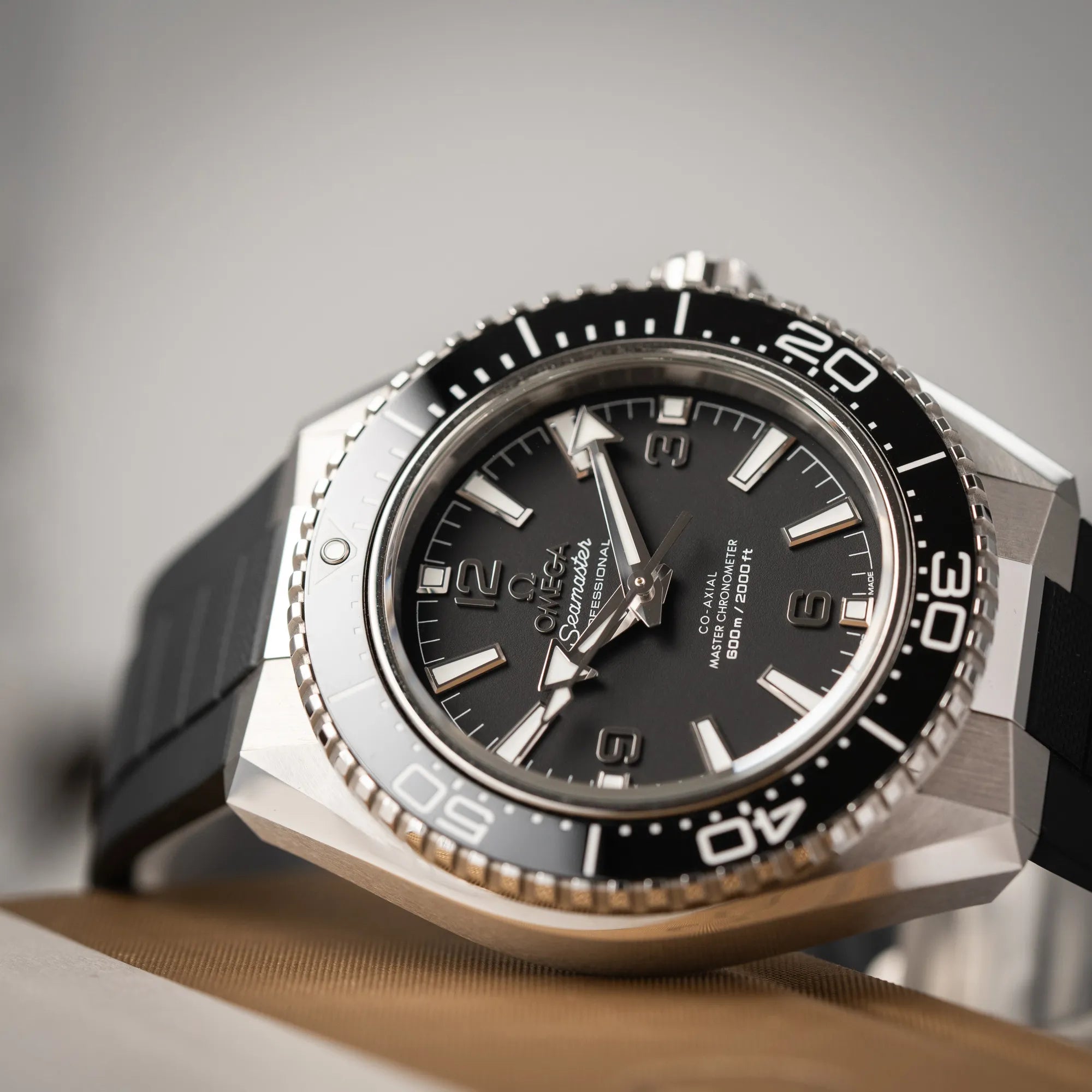 Produktfotografie der Omega Seamaster Planet Ocean der Referenz 217.32.42.21.01.001 (4. Generation) zeigt den Kontrast des matt schwarzem Zifferblatts und der glänzenden Lünette 