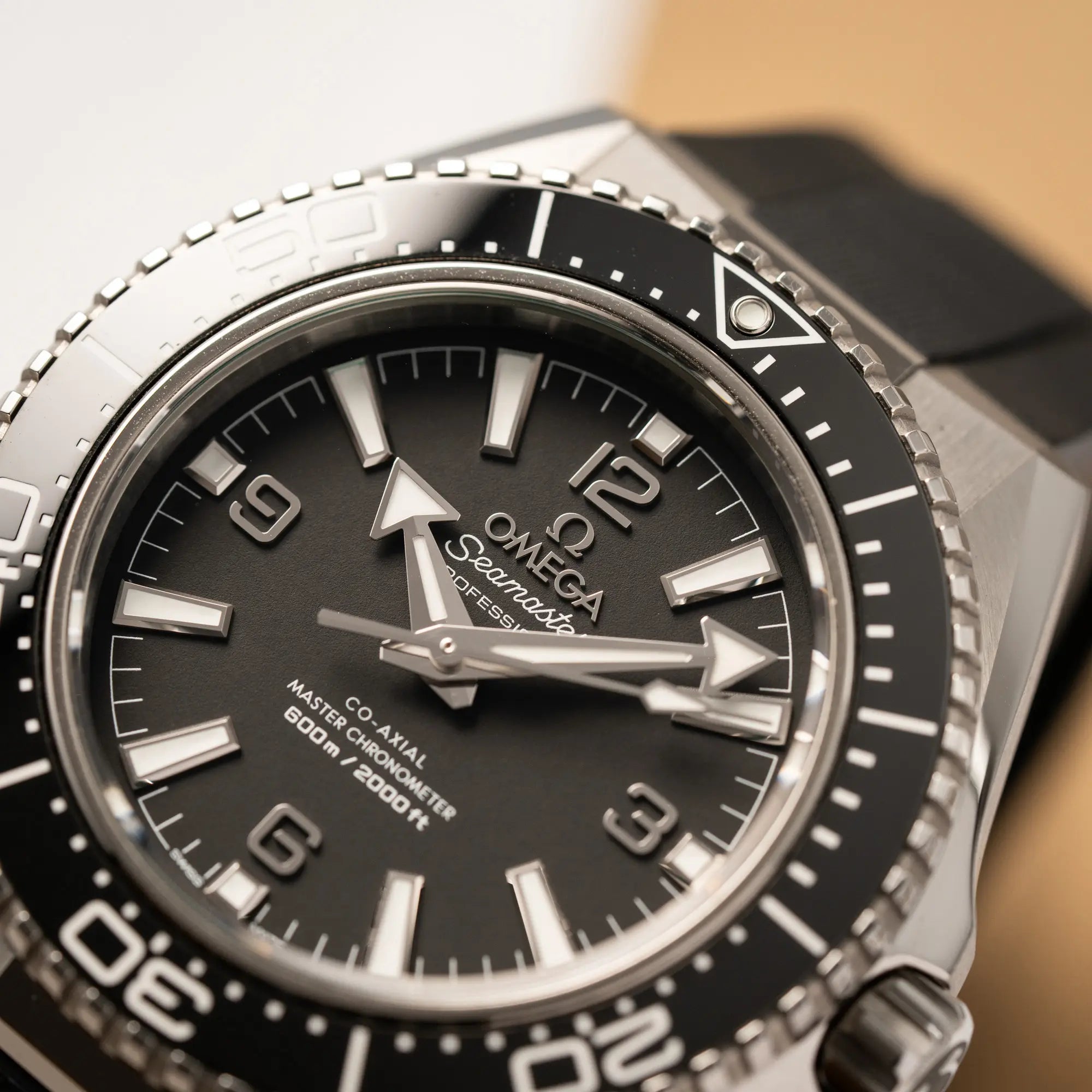 Detailaufnahme der Omega Seamaster Planet Ocean der Referenz 217.32.42.21.01.001 (4. Generation) mit schwarzem Zifferblatt und Lünette am schwarzen Kautschuk-Armband